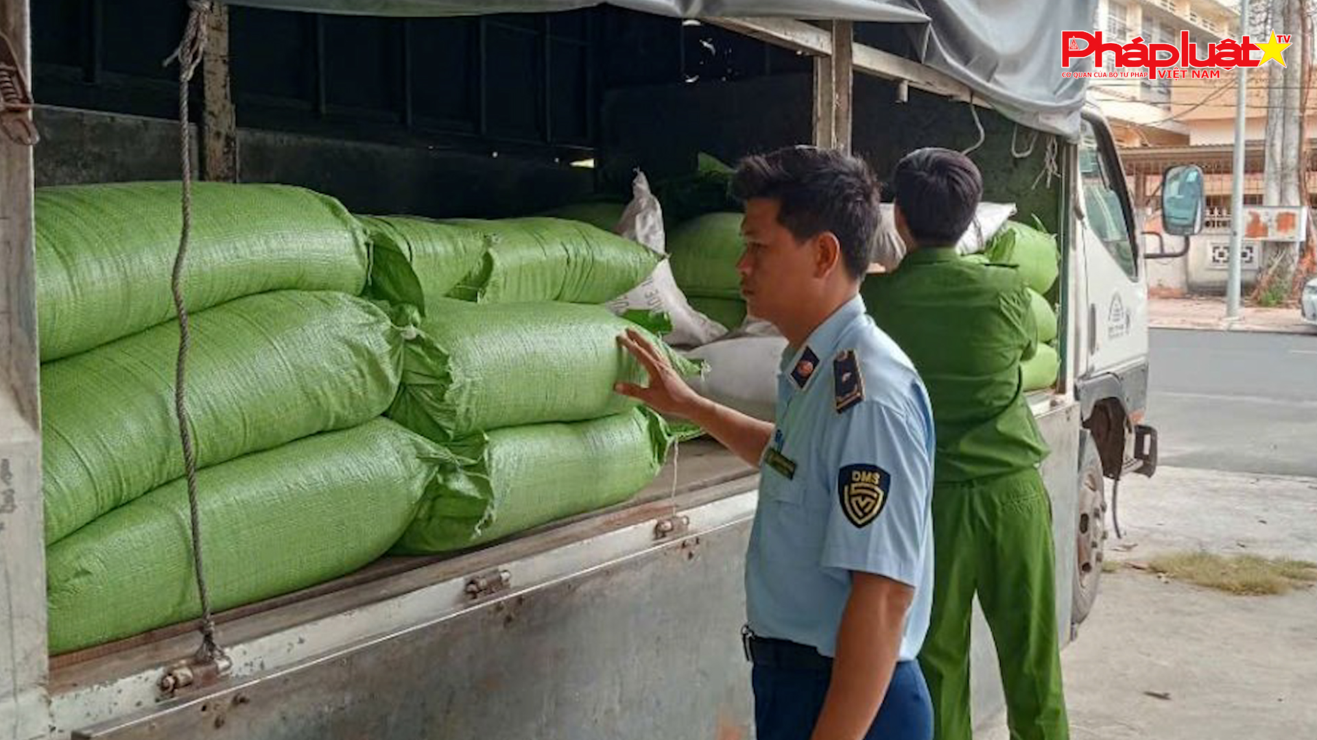 Bản tin chung tay cùng doanh nghiệp phòng chống Hàng gian- Hàng giả- Hàng nhái (ngày 15/1/2025): Phát hiện gần 3,5 tấn phân bón không rõ nguồn gốc xuất xứ đang trên đường tiêu thụ tại Tây Ninh

