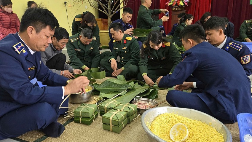 Đồn Biên phòng Lạch Kèn phối hợp tổ chức chương trình “Gói bánh chưng xanh, vui tết đón xuân - thắm tình quân dân” năm 2025