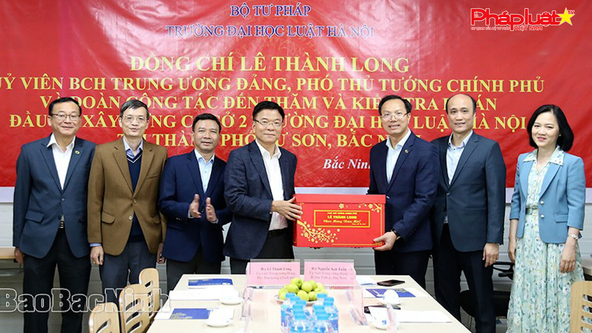 Phó Thủ tướng Chính phủ Lê Thành Long thăm, tặng quà Trường Đại học Luật Hà Nội cơ sở 2 tại Bắc Ninh

