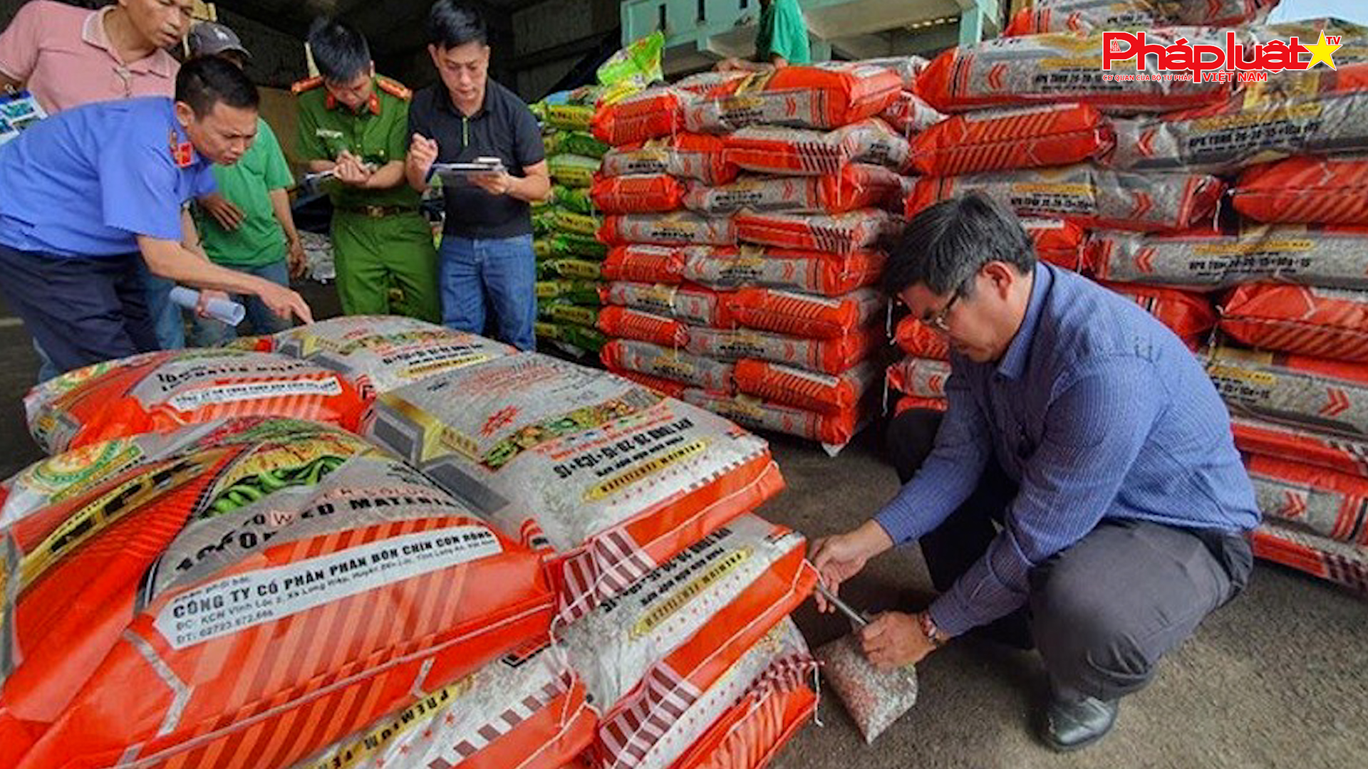 Chung tay cùng doanh nghiệp phòng chống Hàng gian- Hàng giả- Hàng nhái (ngày 5/2/2025): Công an tỉnh Đắk Lắk khởi tố 4 đối tượng trong đường dây sản xuất hơn 1.000 tấn phân bón giả

