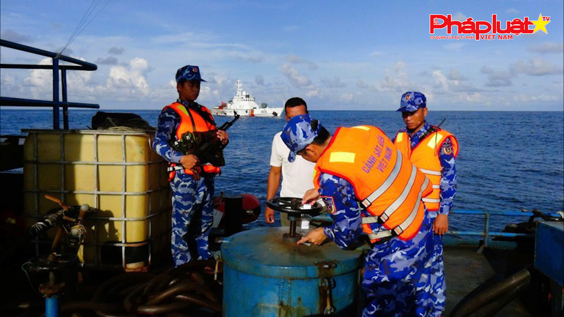 Chuyên mục chung tay cùng doanh nghiệp phòng chống Hàng gian- Hàng giả- Hàng nhái ( ngày 10/3/2025): Bộ Tư lệnh Vùng Cảnh sát biển 4 bắt giữ, xử lý gần 1,2 triệu lít dầu D.O trái phép

