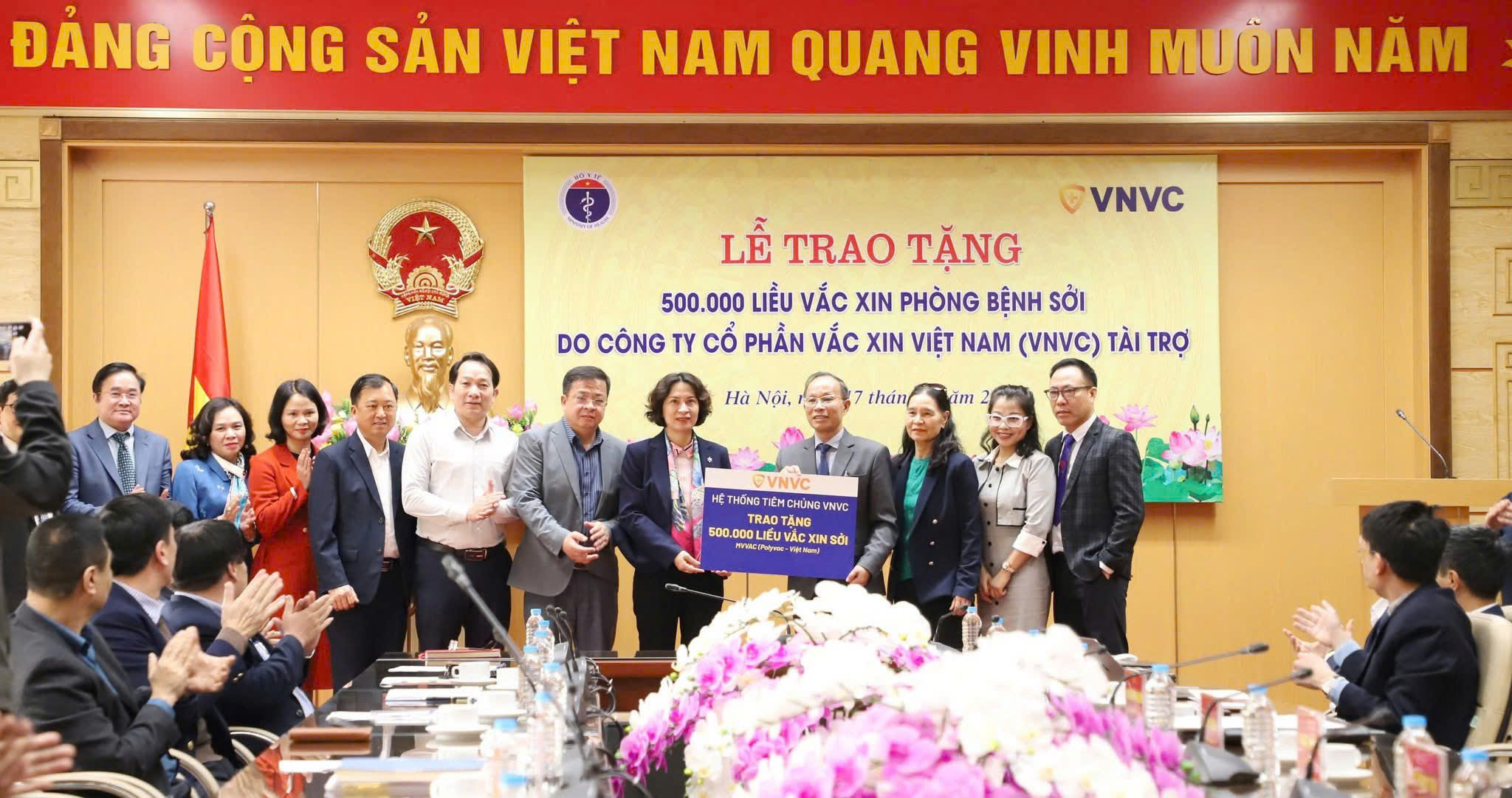 Một doanh nghiệp trao tặng 500.000 liều vắc xin phòng bệnh sởi cho Bộ Y tế