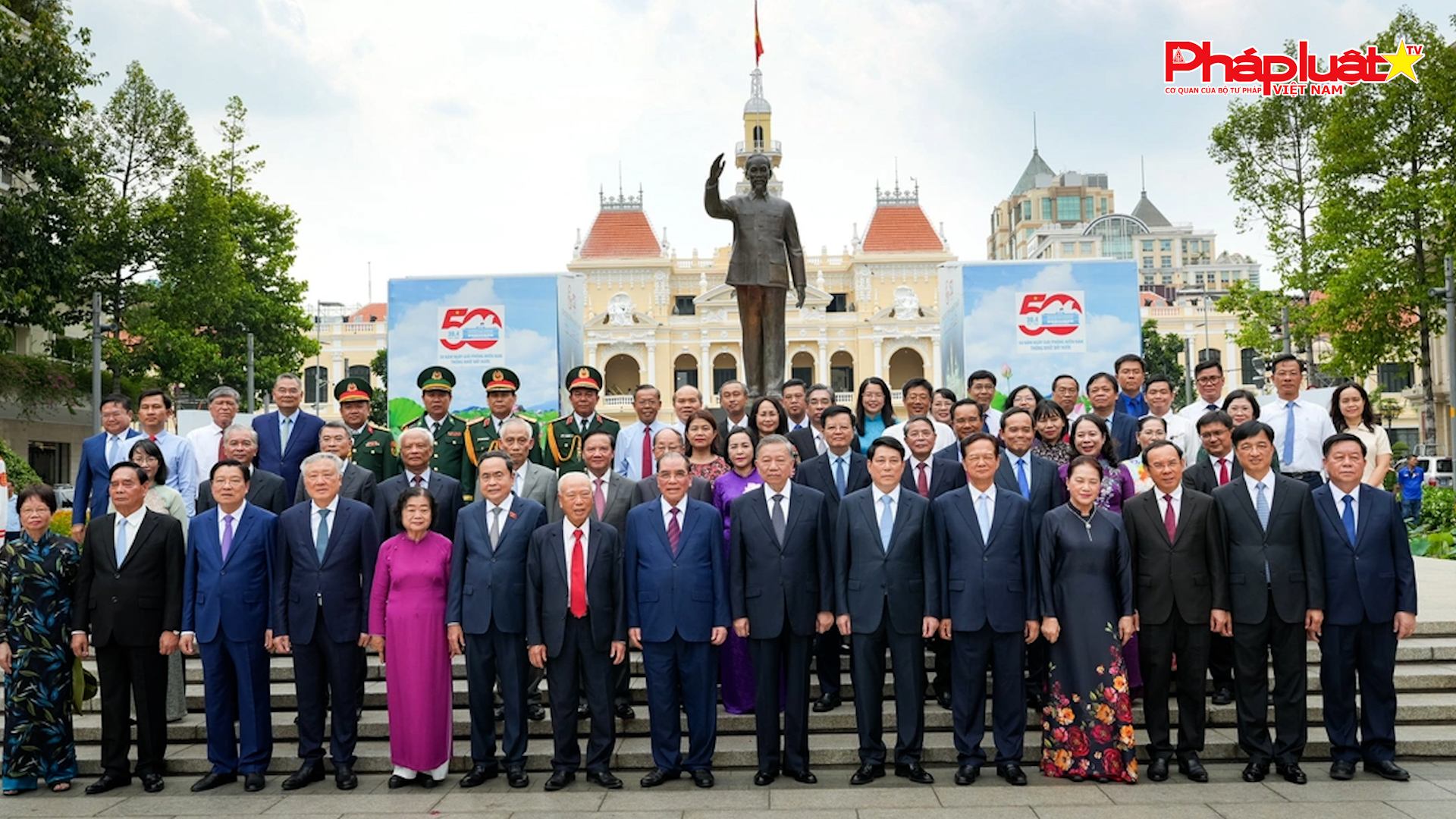 Lãnh đạo Đảng, Nhà nước dâng hương tưởng nhớ Chủ tịch Hồ Chí Minh và Chủ tịch Tôn Đức Thắng

