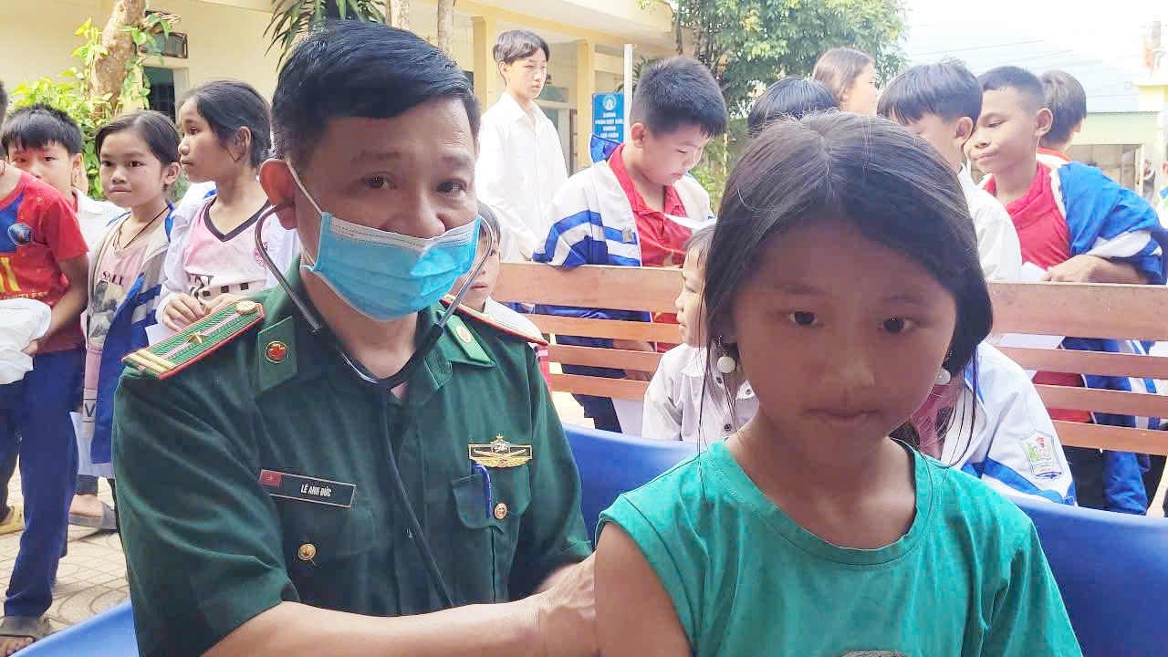 Đồn Biên phòng Tri Lễ phối hợp tổ chức tiêm vắc-xin sởi cho trẻ em