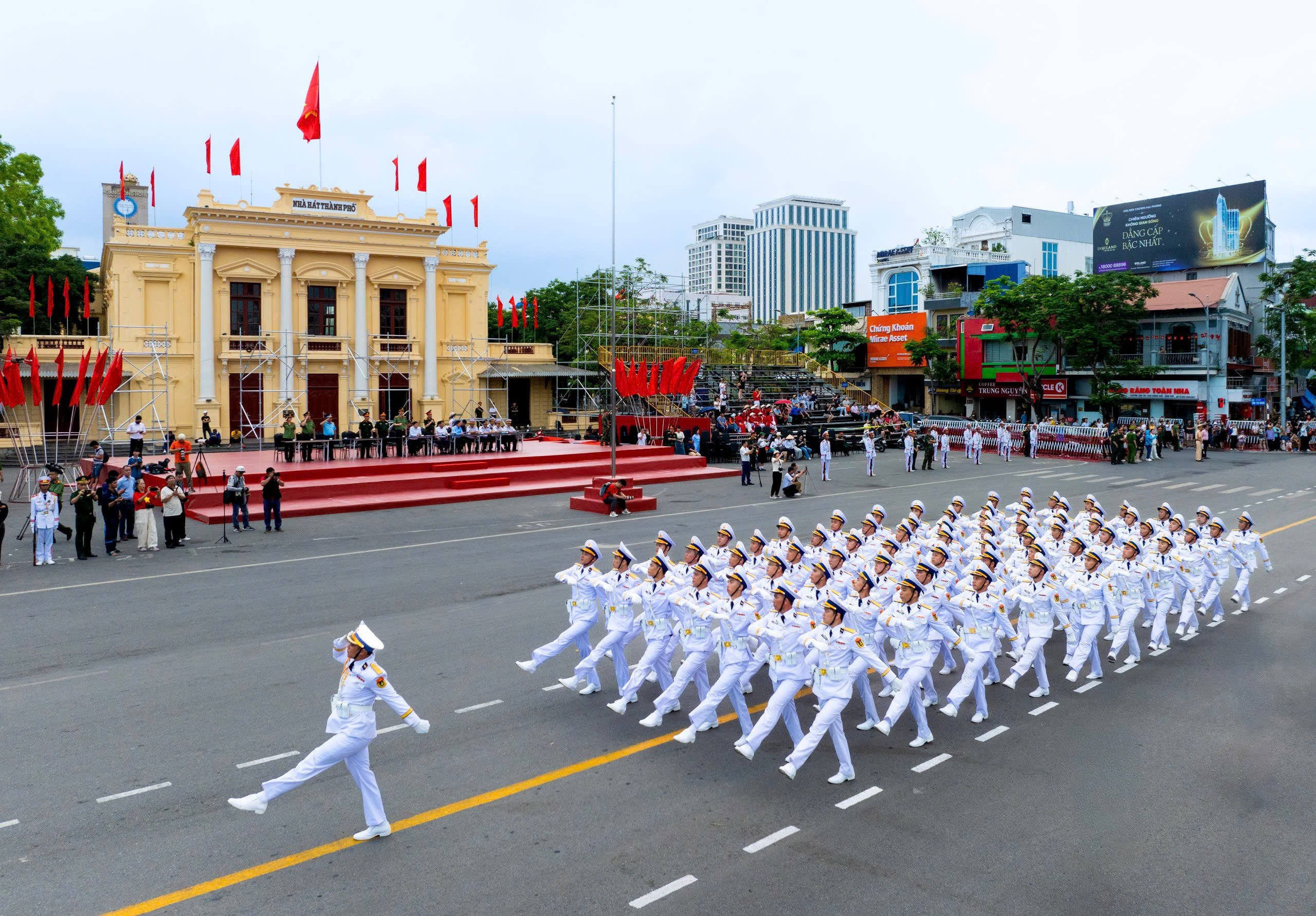 Hàng nghìn người hợp luyện Diễu hành kỷ niệm 70 năm ngày giải phóng TP Hải Phòng