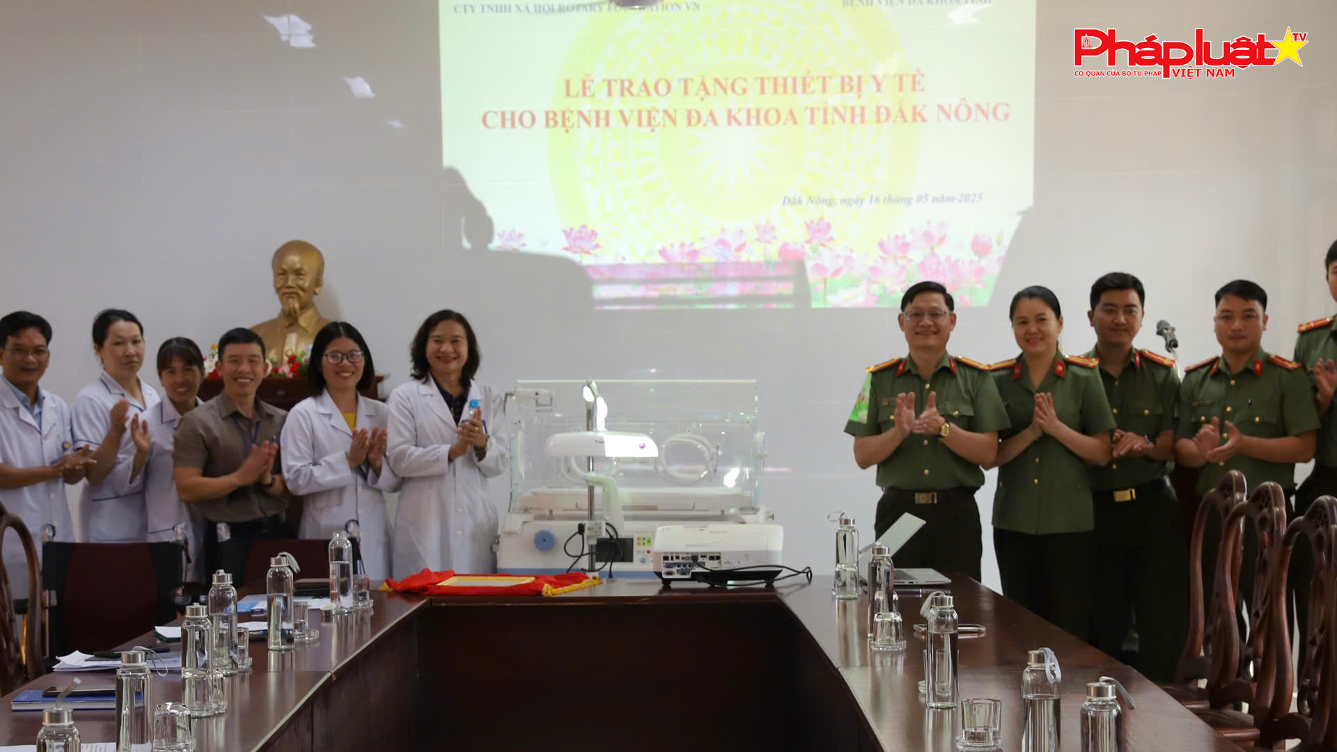 Đắk Nông: Phòng An ninh kinh tế Công an tỉnh phối hợp trao tặng thiết bị y tế cho Bệnh viện đa khoa tỉnh