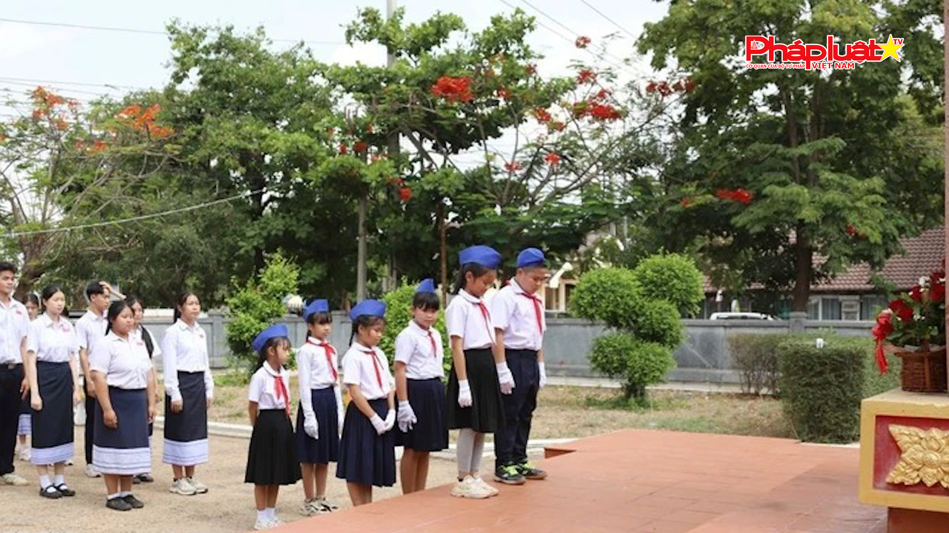 Bản tin Người Việt năm Châu: Thế Hệ Trẻ Việt – Lào cùng nhớ về Bác Hồ tại khu di tích lịch sử ở  Savannakhet