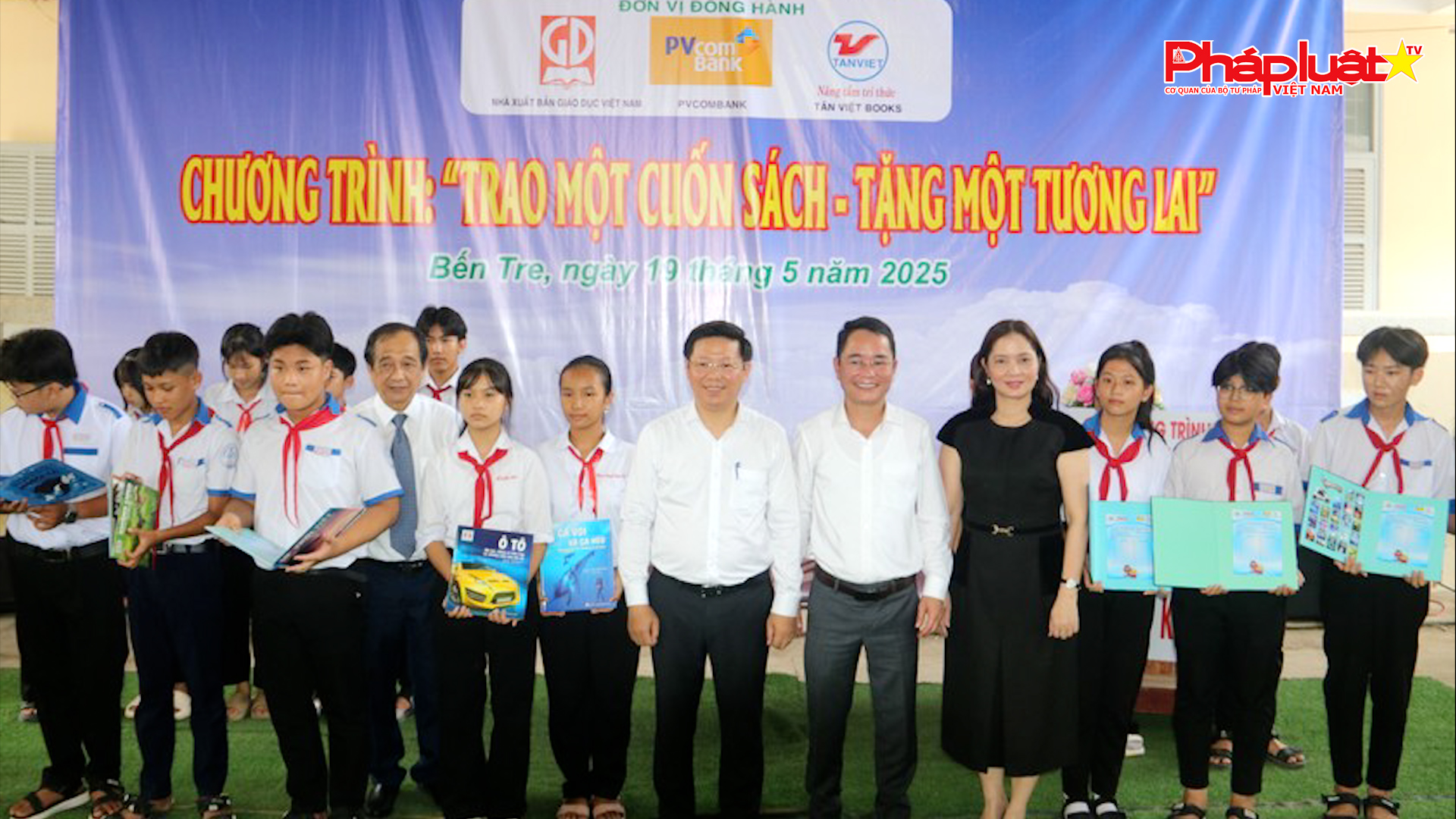 Báo Pháp luật Việt Nam tổ chức chương trình 'Trao một cuốn sách - Tặng một tương lai' ở quê hương Đồng Khởi

