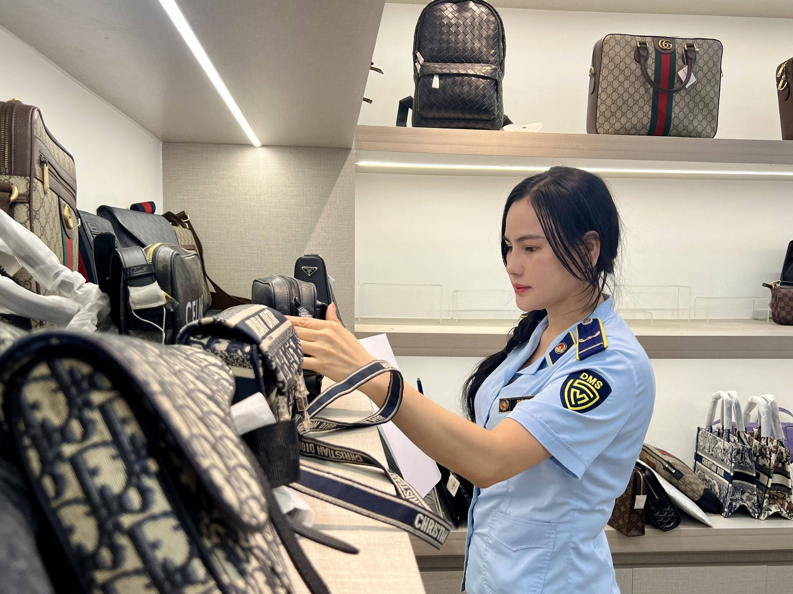Kiểm tra hàng loạt cửa hàng bán đồ thời trang nổi tiếng ở Đà Nẵng