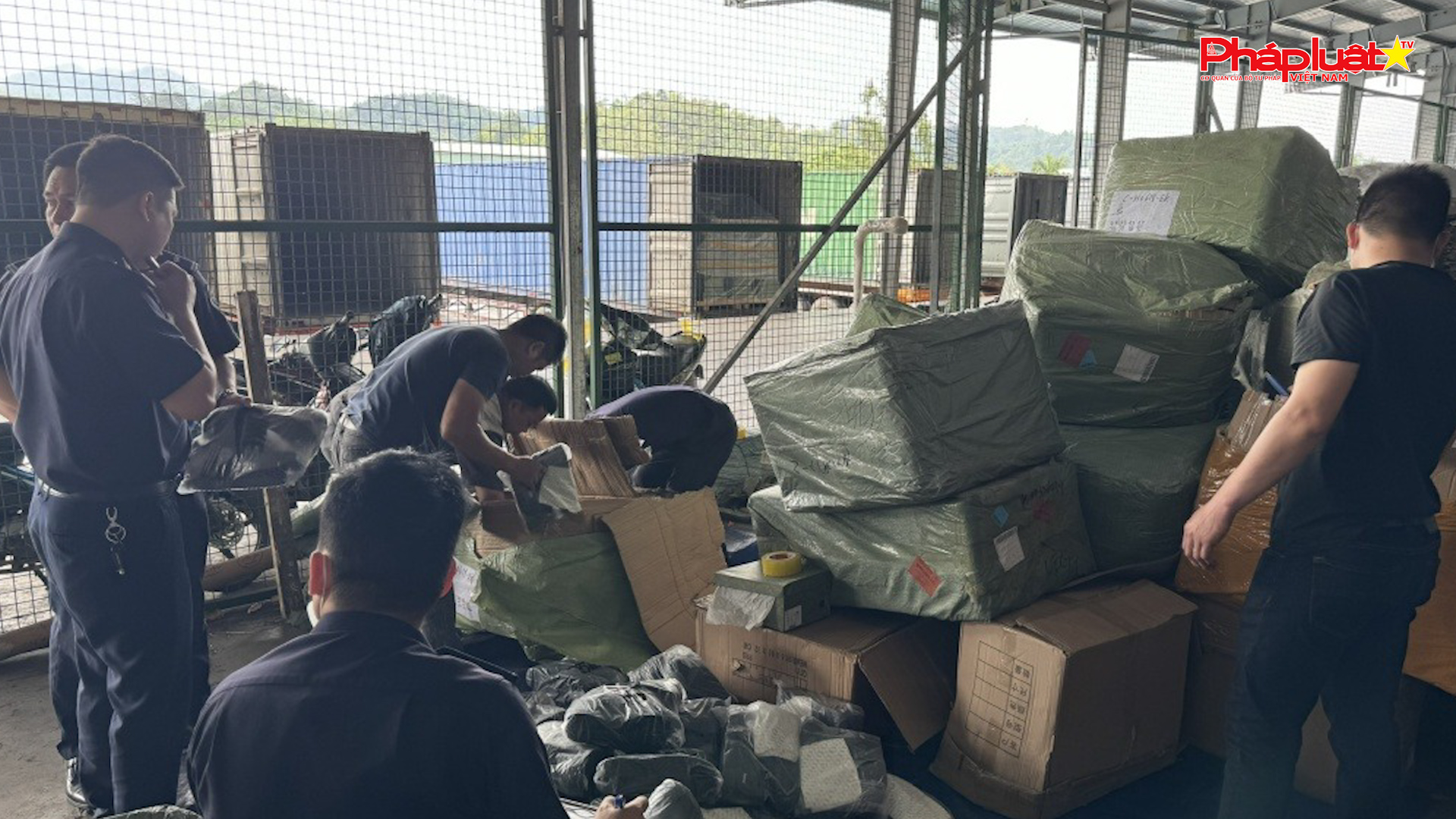 Chuyên mục chung tay cùng doanh nghiệp phòng chống Hàng gian- Hàng giả- Hàng nhái (ngày 23/5/2025): Phát hiện vụ buôn lậu lớn giả mạo xuất xứ “Made in Vietnam” tại cửa khẩu Hữu Nghị

