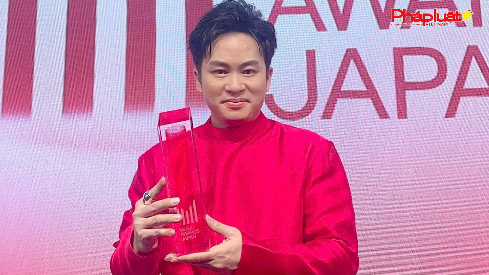 Showbiz Tuần qua – ngày 25/05/2025: Tùng Dương hát “Một vòng Việt Nam” khi nhận giải tại Music Awards Japan

