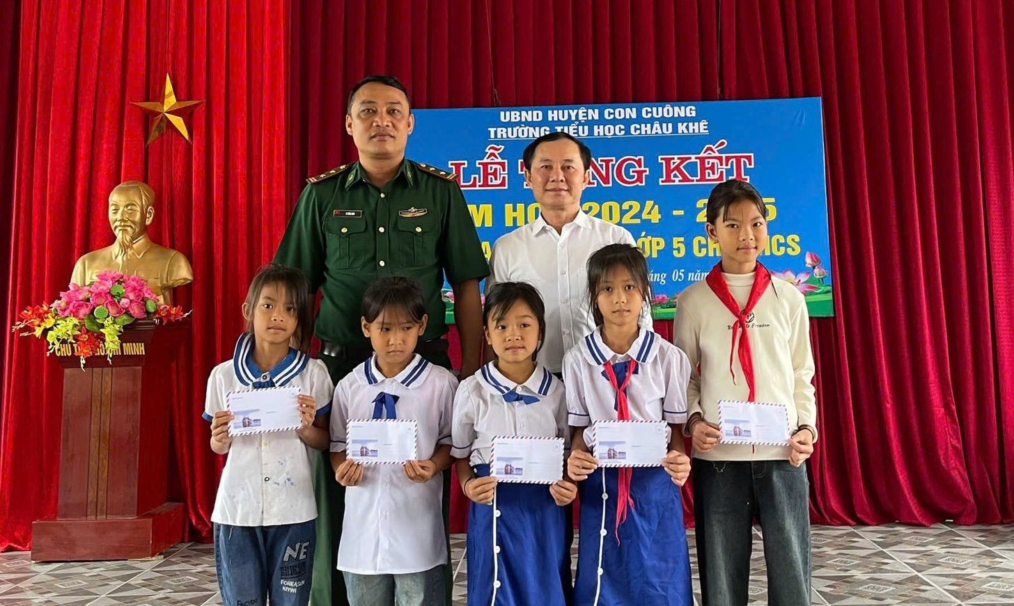 Bộ đội Biên phòng tuyên truyền chống bạo lực học đường dịp tổng kết năm học