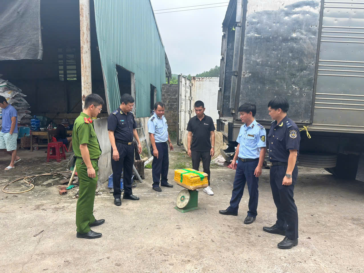 Phát hiện 25 tấn mực ống trong kho lạnh đã bốc mùi