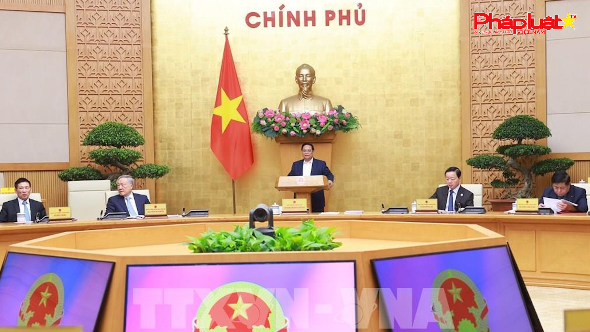 Thủ tướng Phạm Minh Chính: Biểu dương tinh thần 'làm ngày, làm đêm, làm thêm ngày nghỉ'