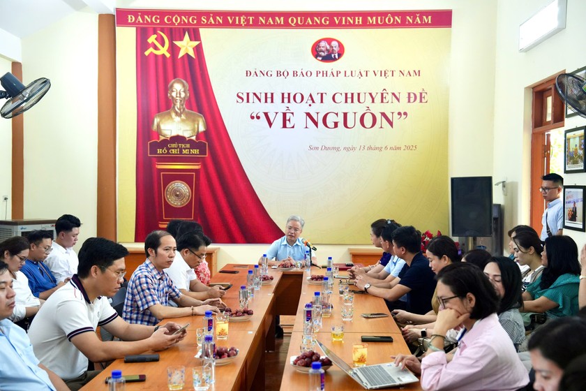 Đảng bộ Báo Pháp luật Việt Nam tổ chức sinh hoạt chuyên đề “Về nguồn” tại Khu di tích lịch sử Bộ Tư pháp