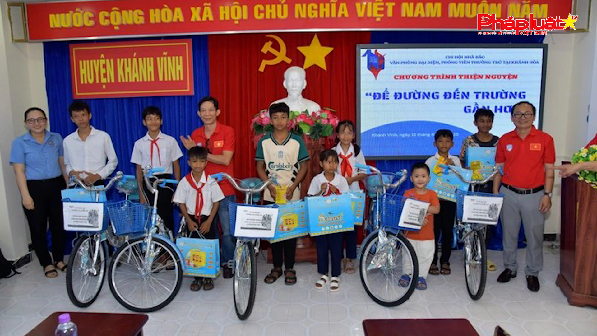 Bản tin Giáo dục (15/06/2025): Những người làm báo tại Khánh Hòa tiếp sức học sinh nghèo đến trường