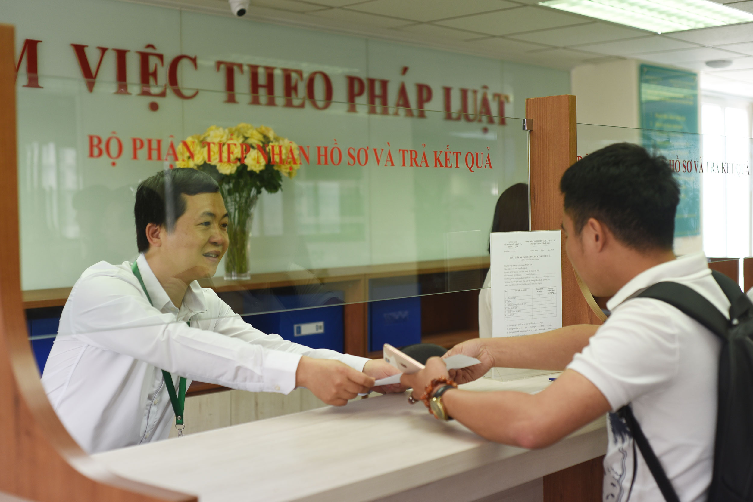 Cơ cấu lại và nâng cao chất lượng cán bộ chính quyền hai cấp