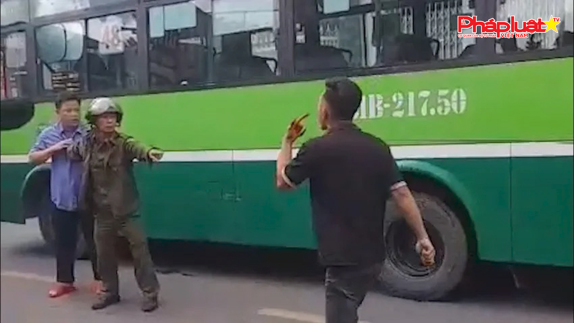 Bản tin Pháp luật (ngày 12/7/2025): Công an vào cuộc vụ tài xế xe buýt bị truy đuổi, ném đá sau va chạm

