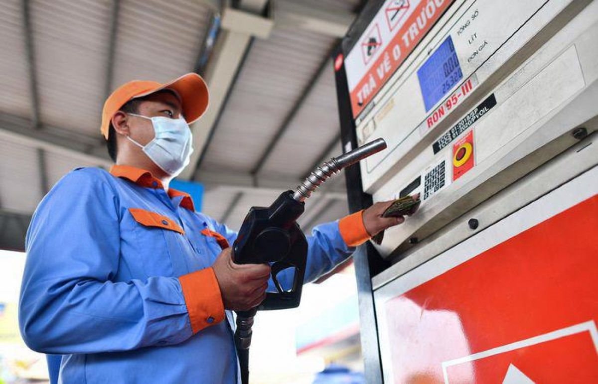 BizNews ngày 12/7/2025: Đề xuất tiếp tục giảm thuế bảo vệ môi trường với xăng dầu đến hết năm 2026
