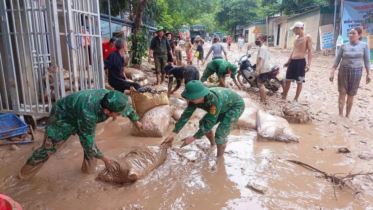 Những chiến sĩ bộ đội biên phòng không rời tay súng, mắt hướng về rừng sâu bảo vệ người dân