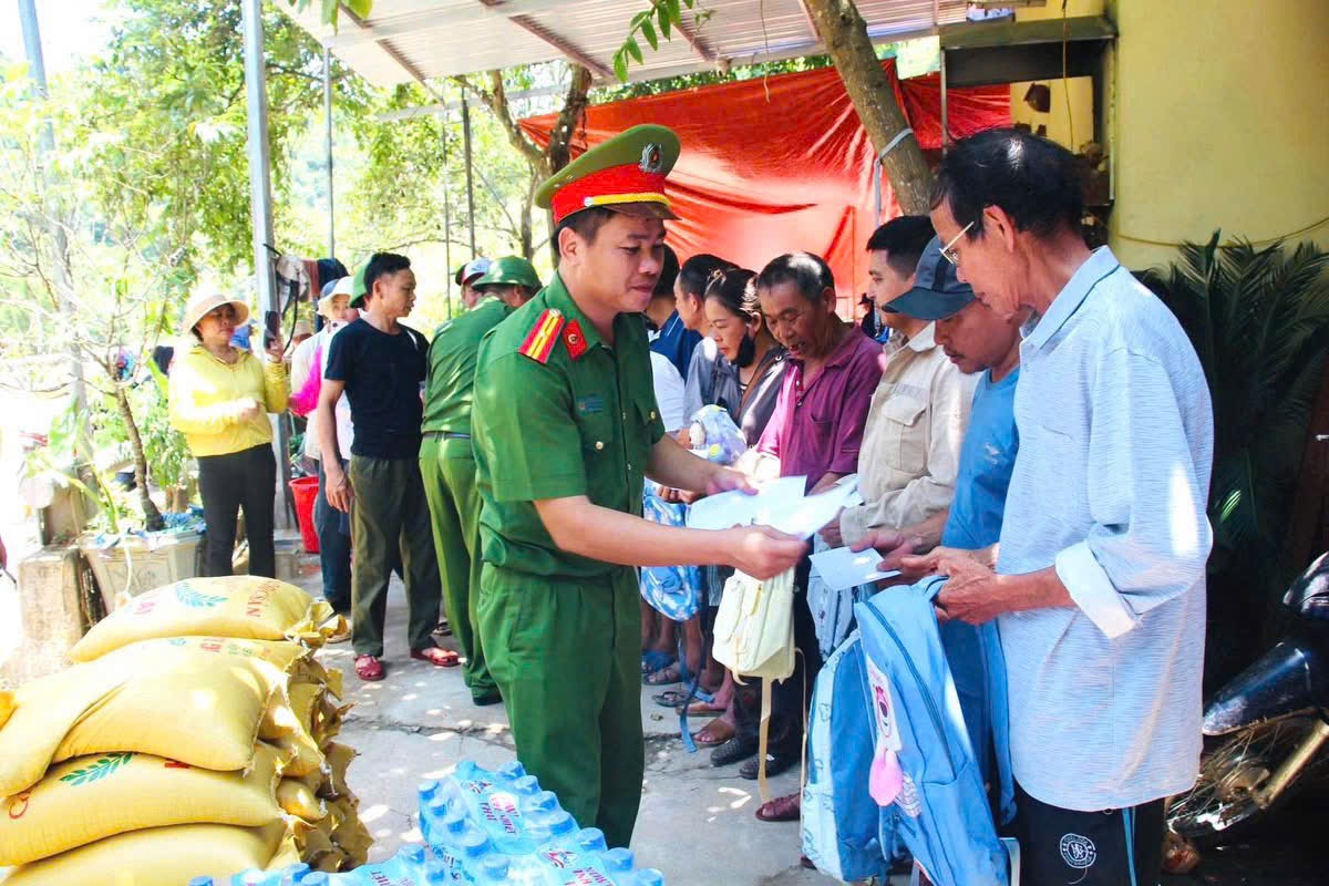 Hướng về nhân dân bị thiệt hại do mưa lũ ở Nghệ An