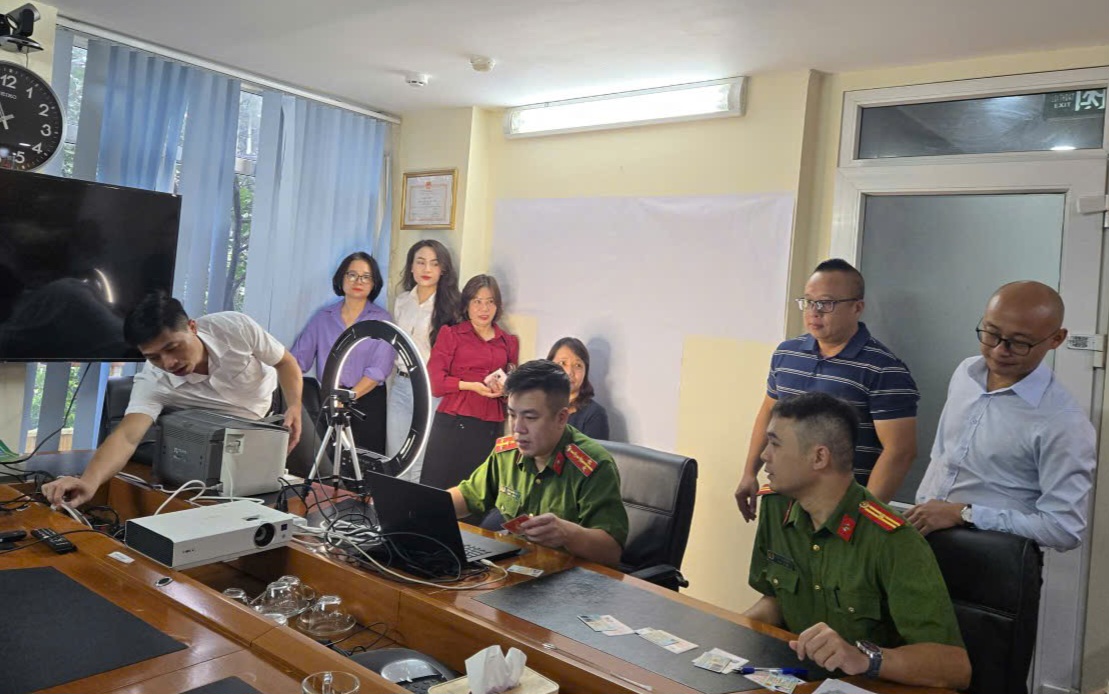 Công an Phường Giảng Võ hỗ trợ tích cực cấp đổi thẻ Đảng viên 