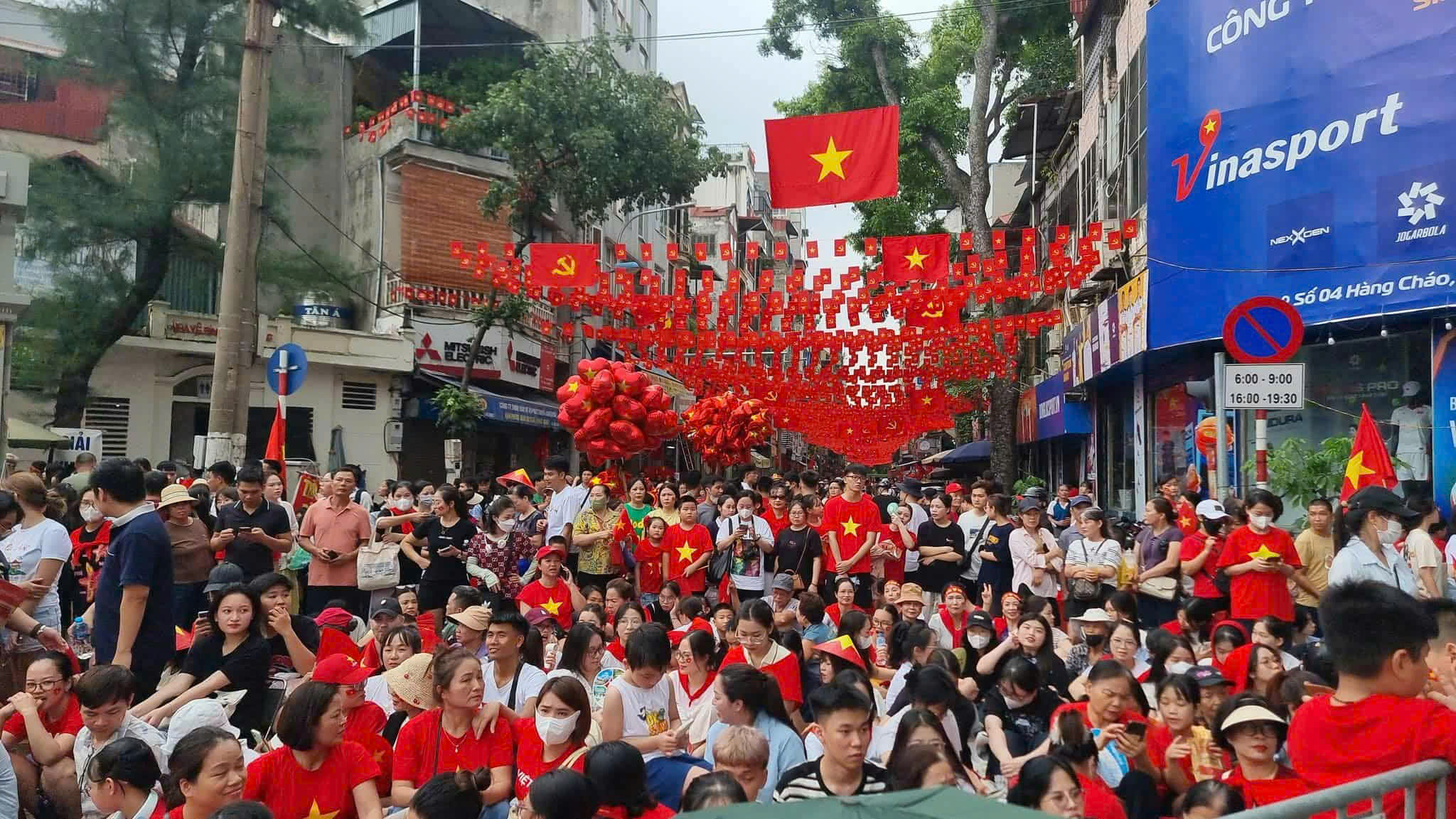 Hàng vạn người dân đổ về Quảng trường Ba Đình xem hợp luyện diễu binh, diễu hành A80