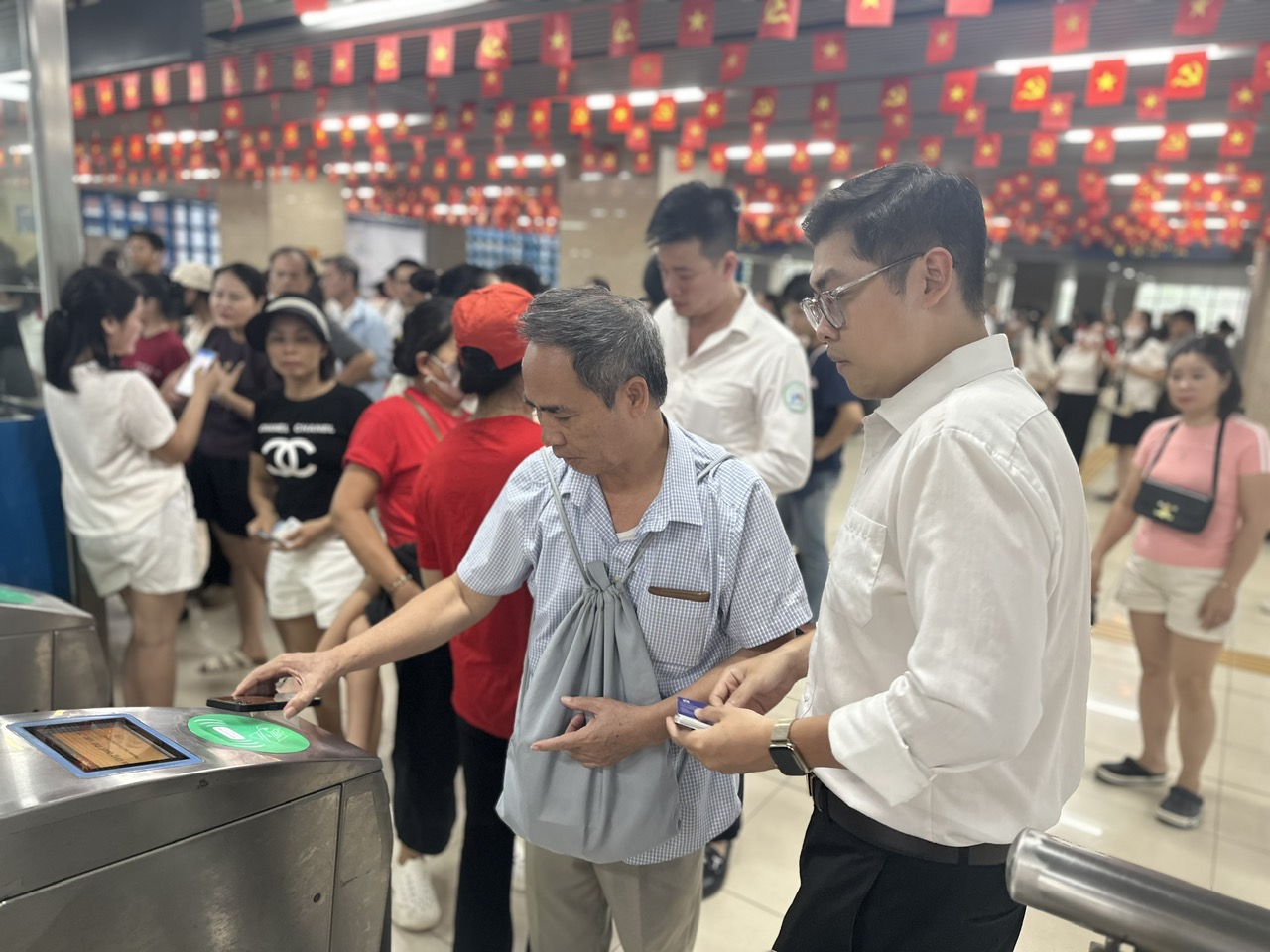 Tàu điện trên cao Cát Linh - Hà Đông kín đặc người đi xem hợp luyện A80