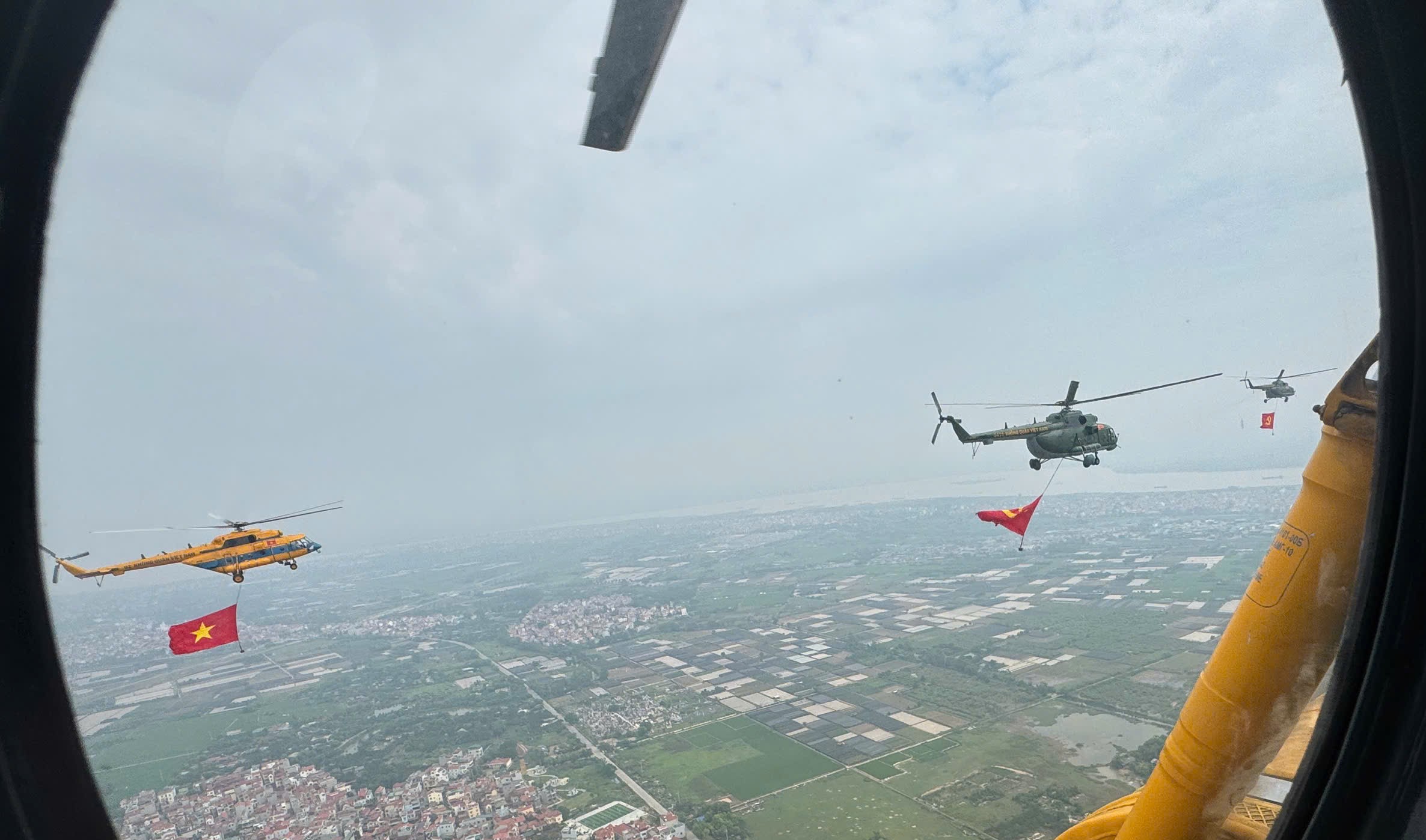 “Cờ Đảng, cờ Tổ quốc thắm đỏ giữa Quảng trường lịch sử”