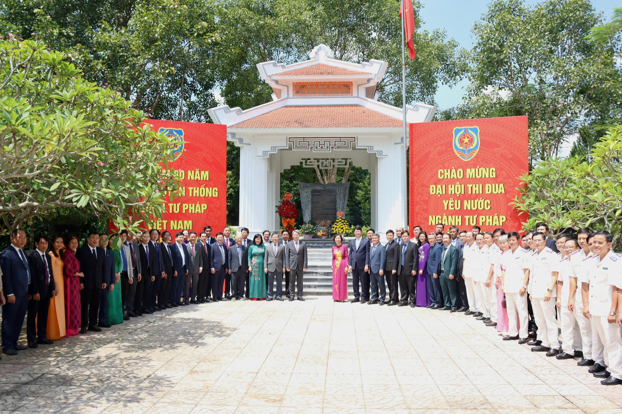 Đoàn công tác Bộ Tư pháp dâng hương, báo công tại Lăng Chủ tịch Hồ Chí Minh và Khu di tích lịch sử Bộ Tư pháp tại tỉnh Tuyên Quang