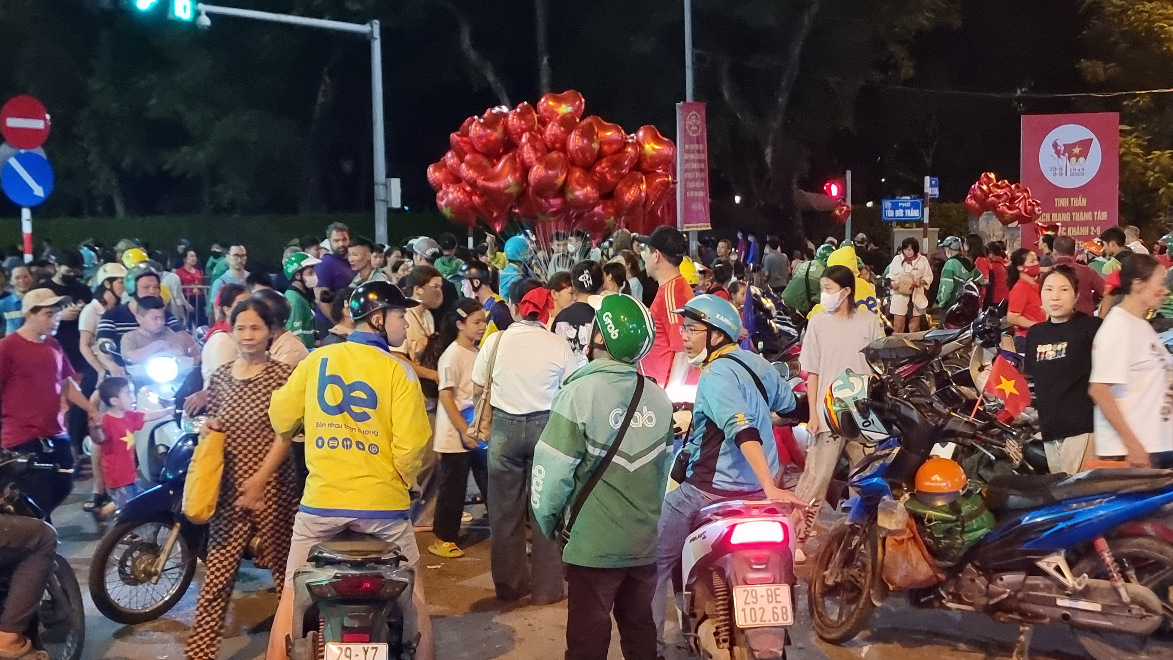Sau lễ diễu binh, diễu hành: Người dân đi bộ hàng cây số, cuốc xe công nghệ tăng giá gấp 4 lần