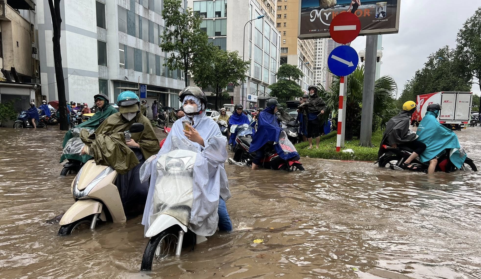 Bão số 5 suy yếu, nhưng vẫn gây mưa tại nhiều tỉnh