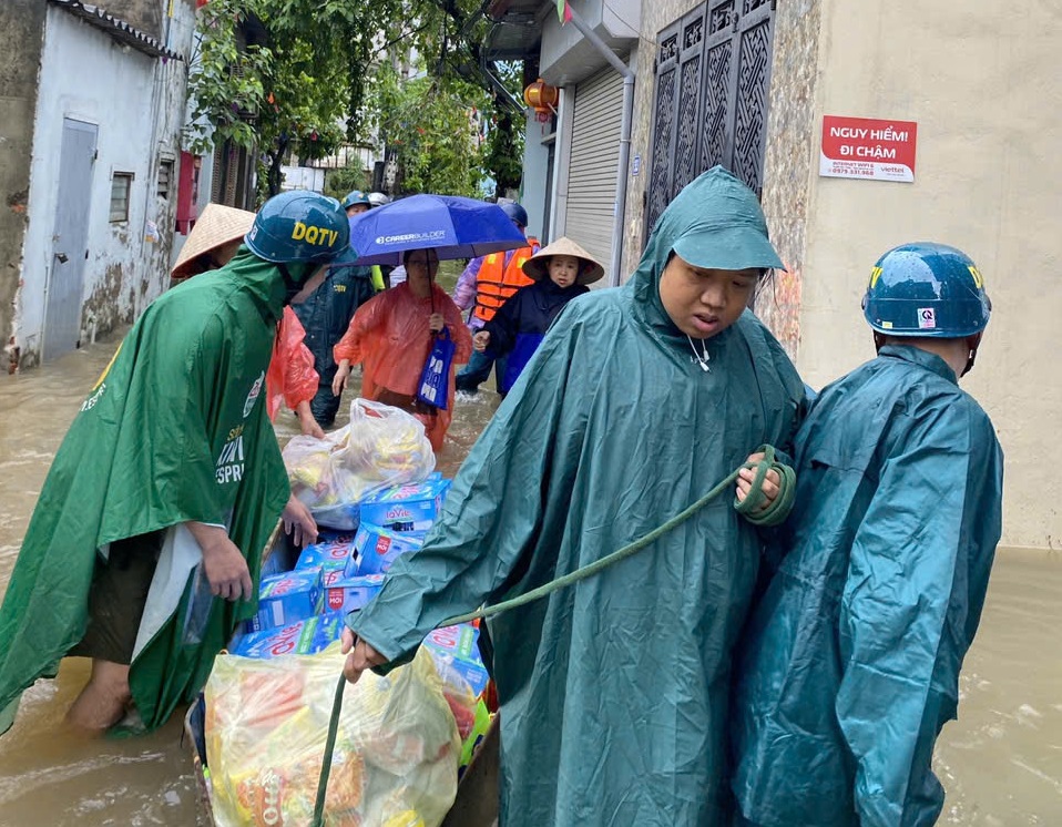 Công an Phường Kiến Hưng kịp thời hỗ trợ người dân ứng phó ngập lụt do mưa bão