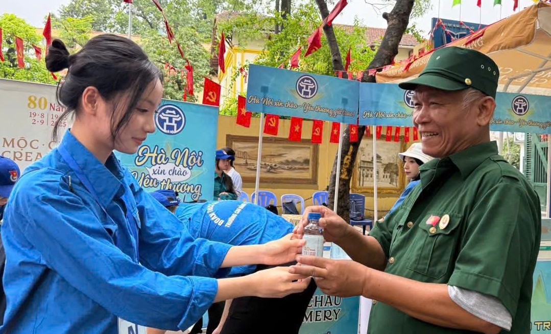Ấm lòng với những điểm cấp phát nhu yếu phẩm miễn phí trong ngày sơ duyệt A80