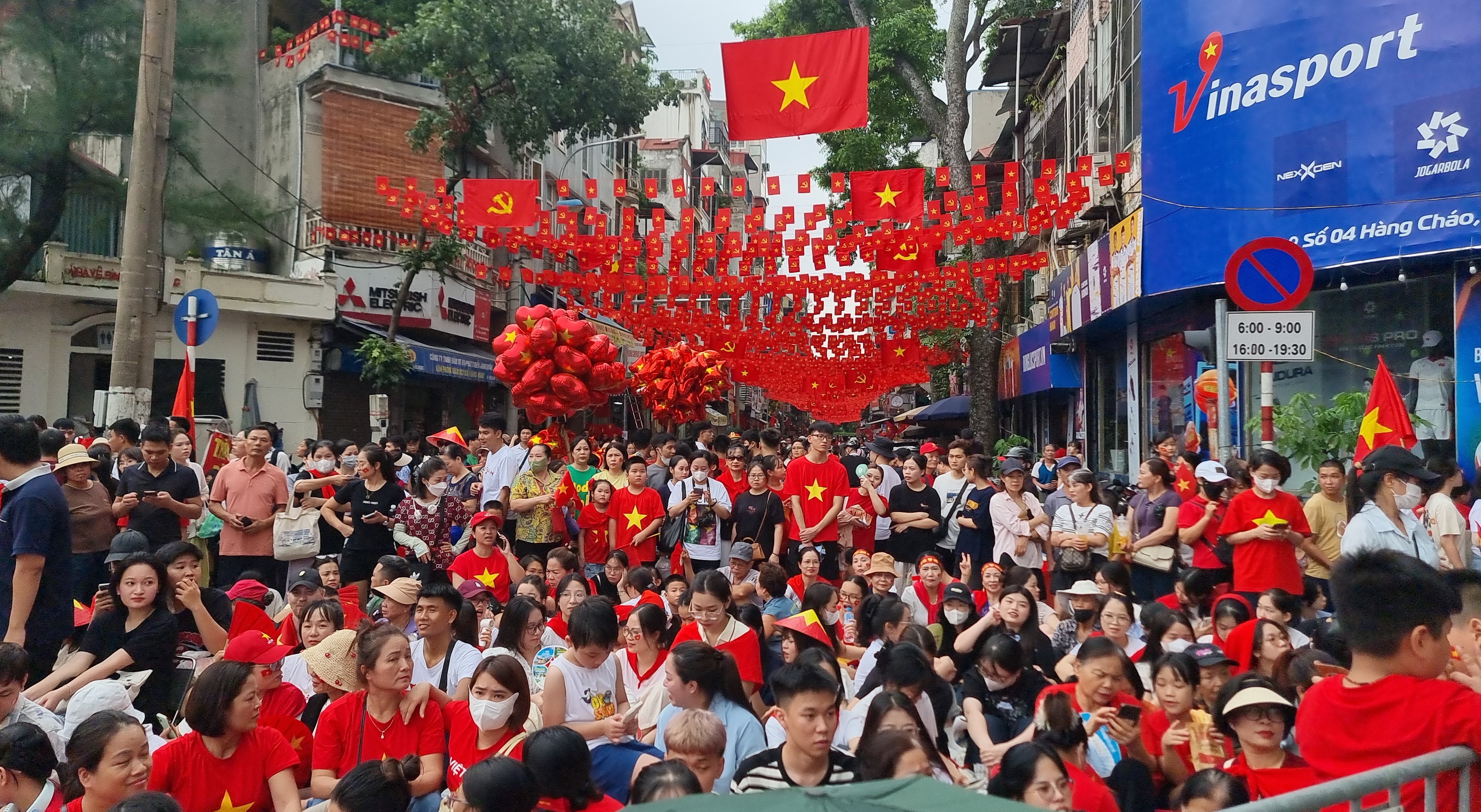 Hàng vạn người xem diễu binh: Nỗi lo thầm kín ít ai nói!