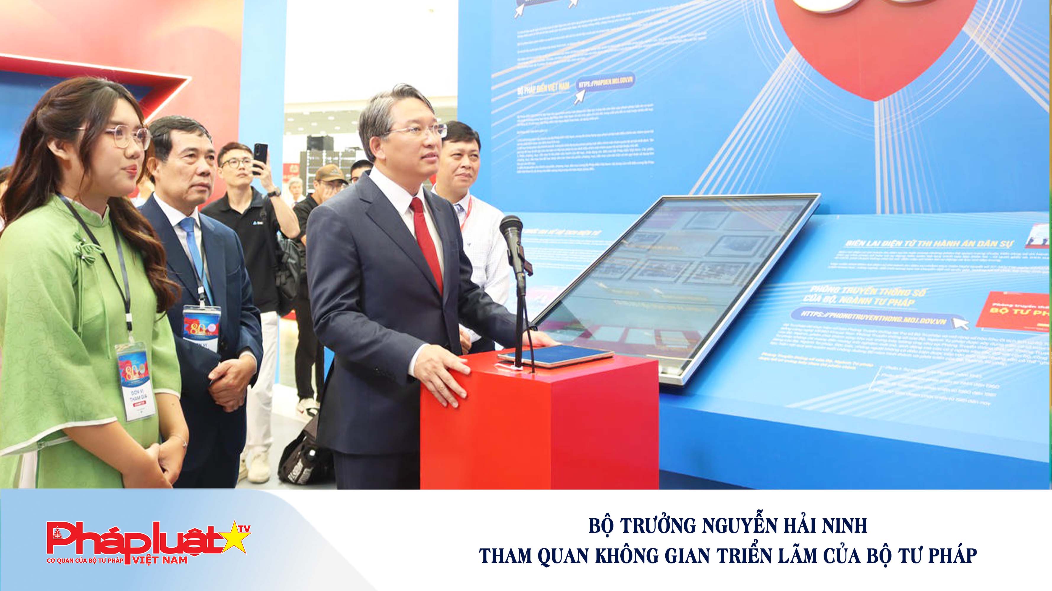 Bộ trưởng Nguyễn Hải Ninh tham quan không gian triển lãm của Bộ Tư pháp

