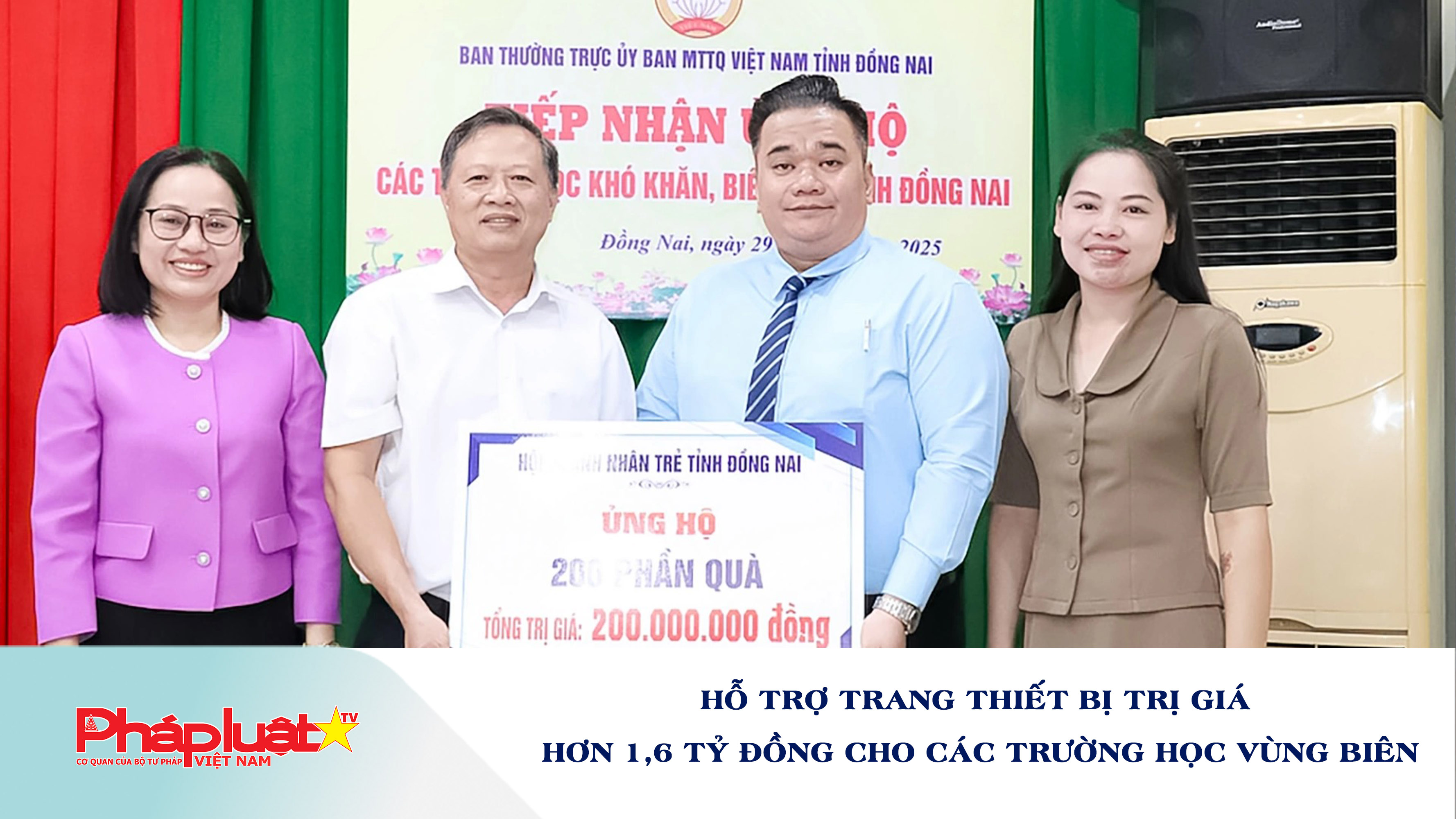 Hỗ trợ trang thiết bị trị giá hơn 1,6 tỷ đồng cho các trường học vùng biên