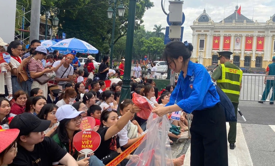 Tôi dọn rác của tôi - thông điệp văn minh từ tuổi trẻ Hà Nội