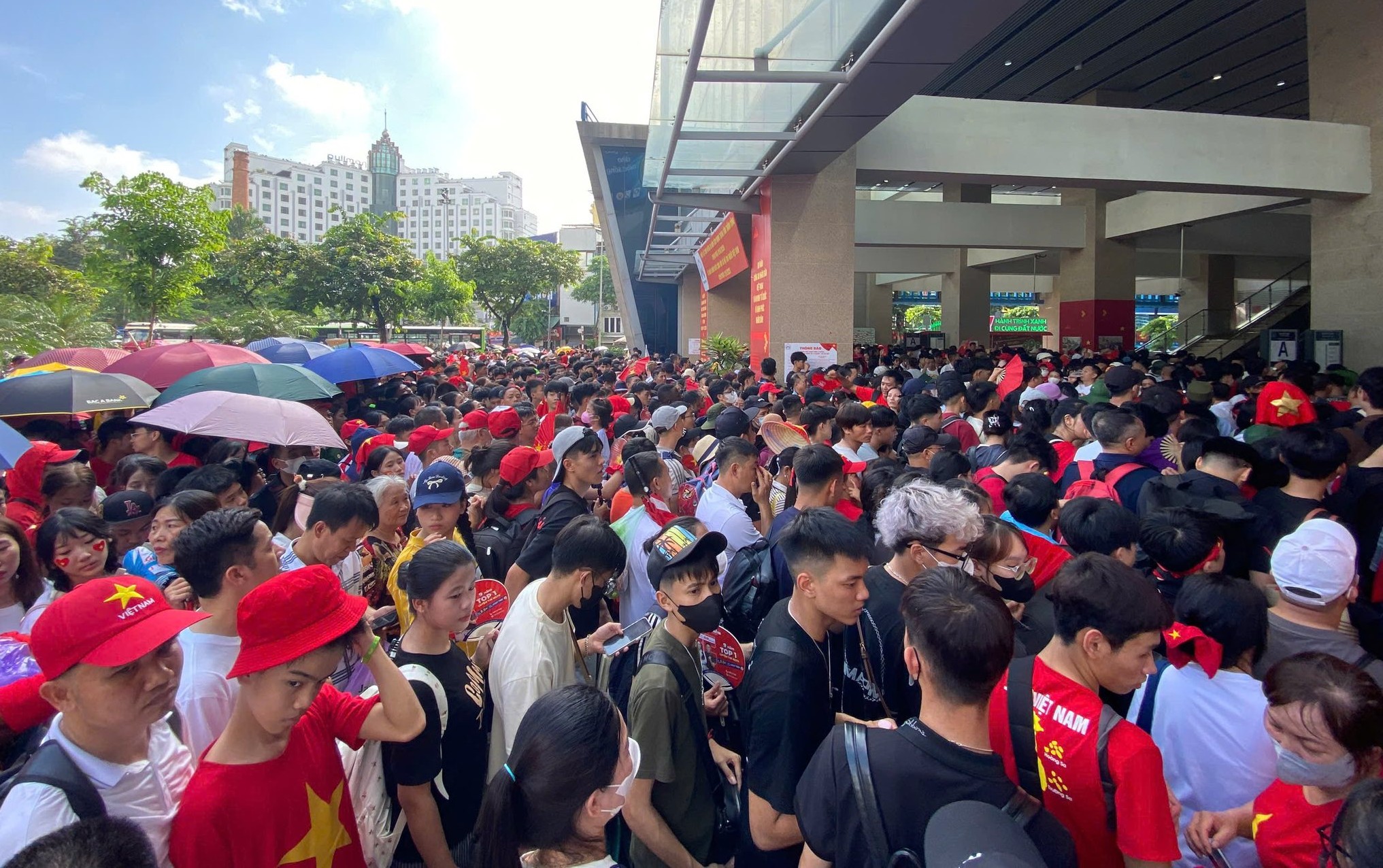 Hà Nội Metro vận chuyển lượng hành khách kỷ lục trong ít ngày, con số lớn chưa từng thấy