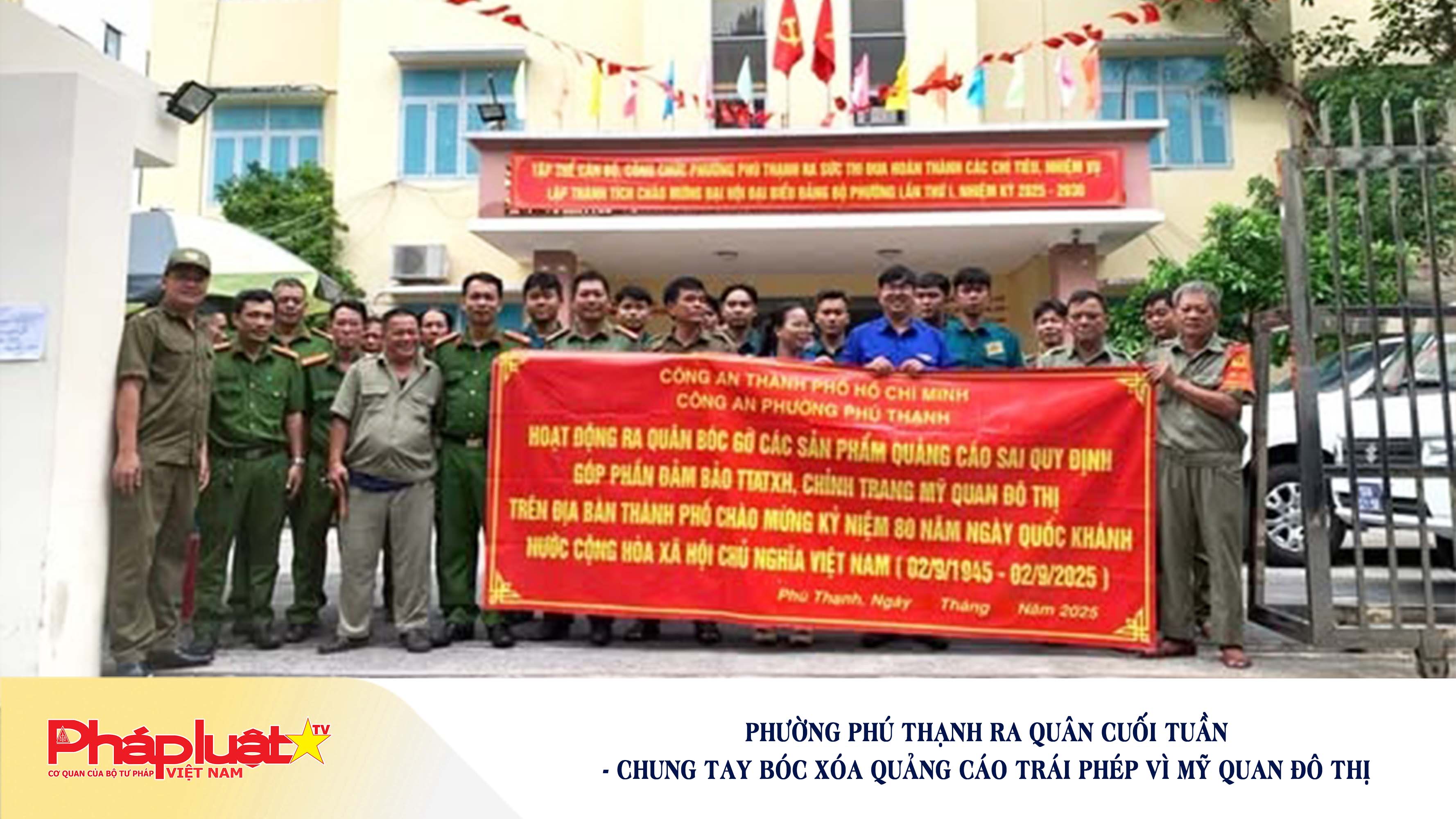 Phường Phú Thạnh ra quân cuối tuần - Chung tay bóc xóa quảng cáo trái phép vì mỹ quan đô thị

