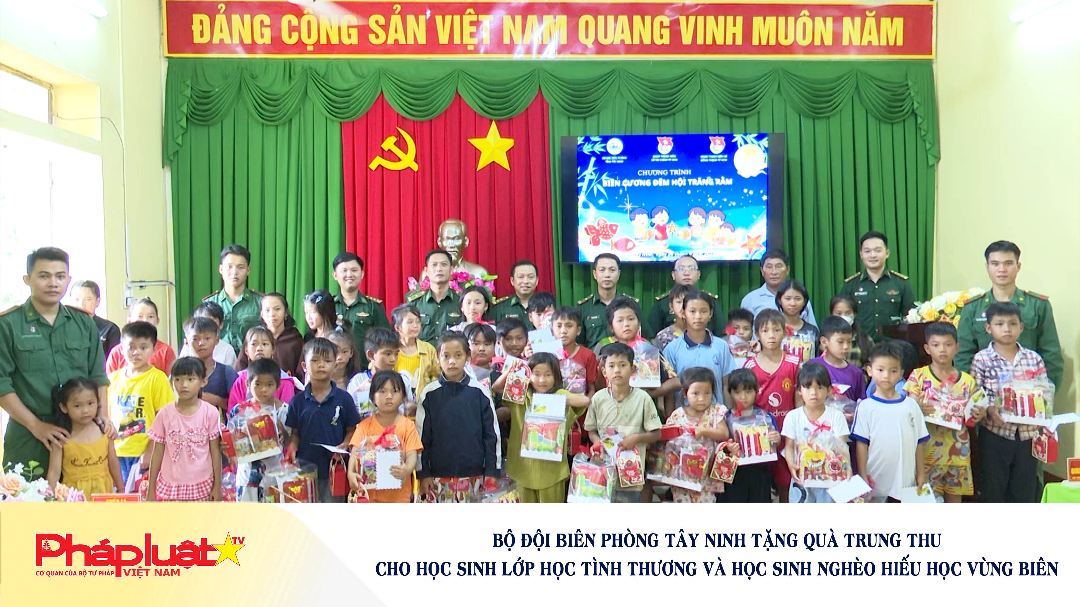 Bộ đội Biên phòng Tây Ninh tặng quà trung thu cho học sinh Lớp học tình thương và học sinh nghèo hiếu học vùng biên

