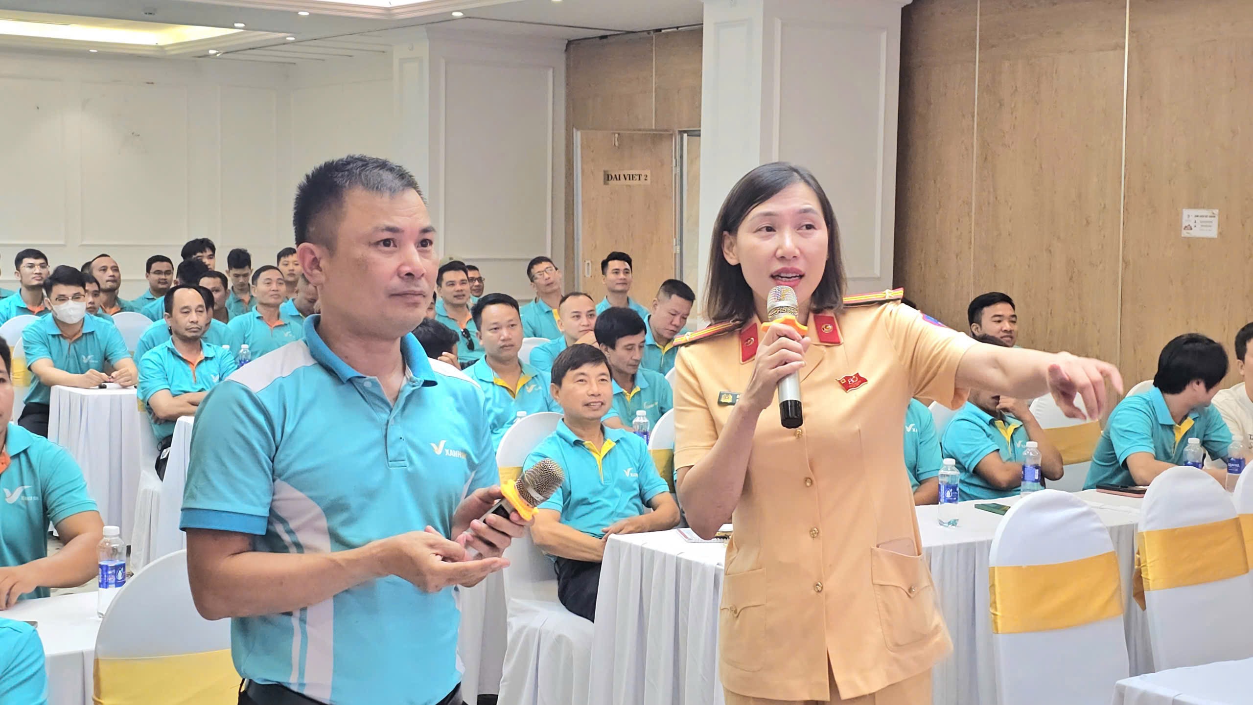 Phòng cảnh sát giao thông Thanh Hoá tuyên truyền Luật Trật tự an toàn giao thông cho tài xế xe công nghệ