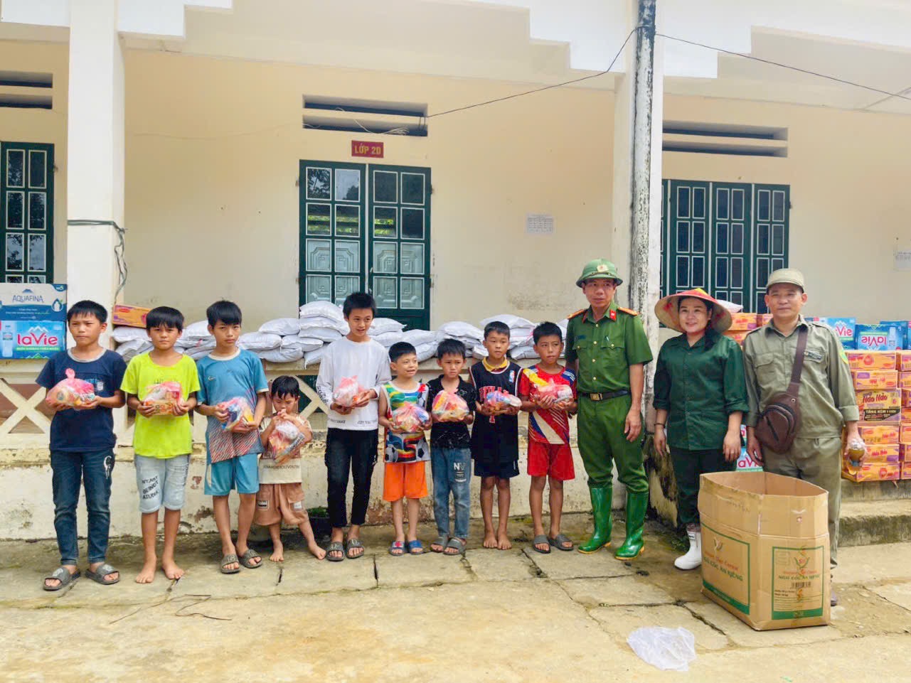 Phường Hoàng Mai tổ chức chuyến xe yêu thương vượt núi đến Lào Cai