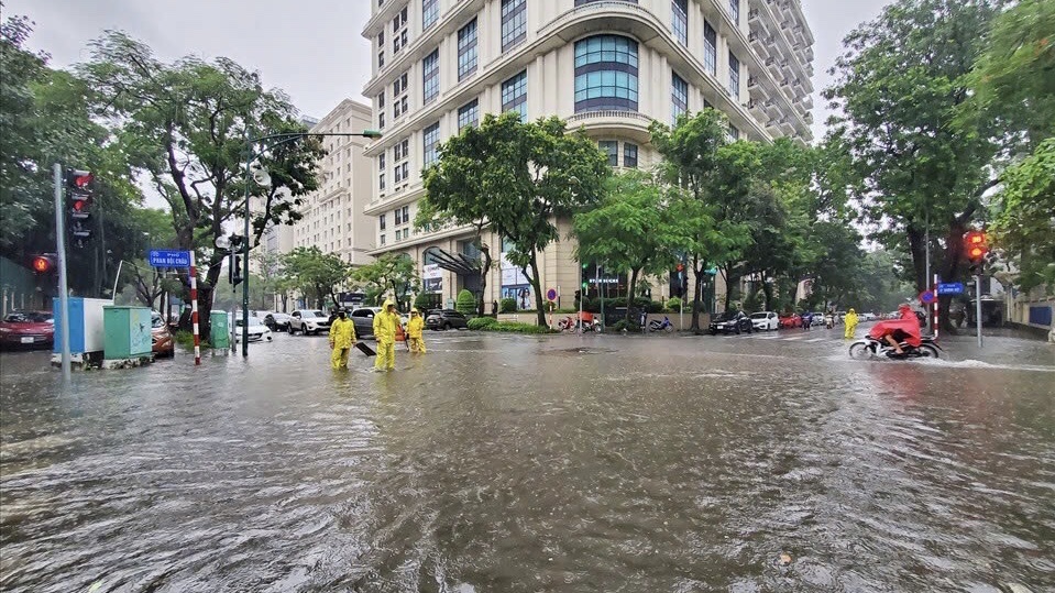 Bão số 11 áp sát, Hà Nội chủ động triển khai ca nô, xuồng máy ứng phó