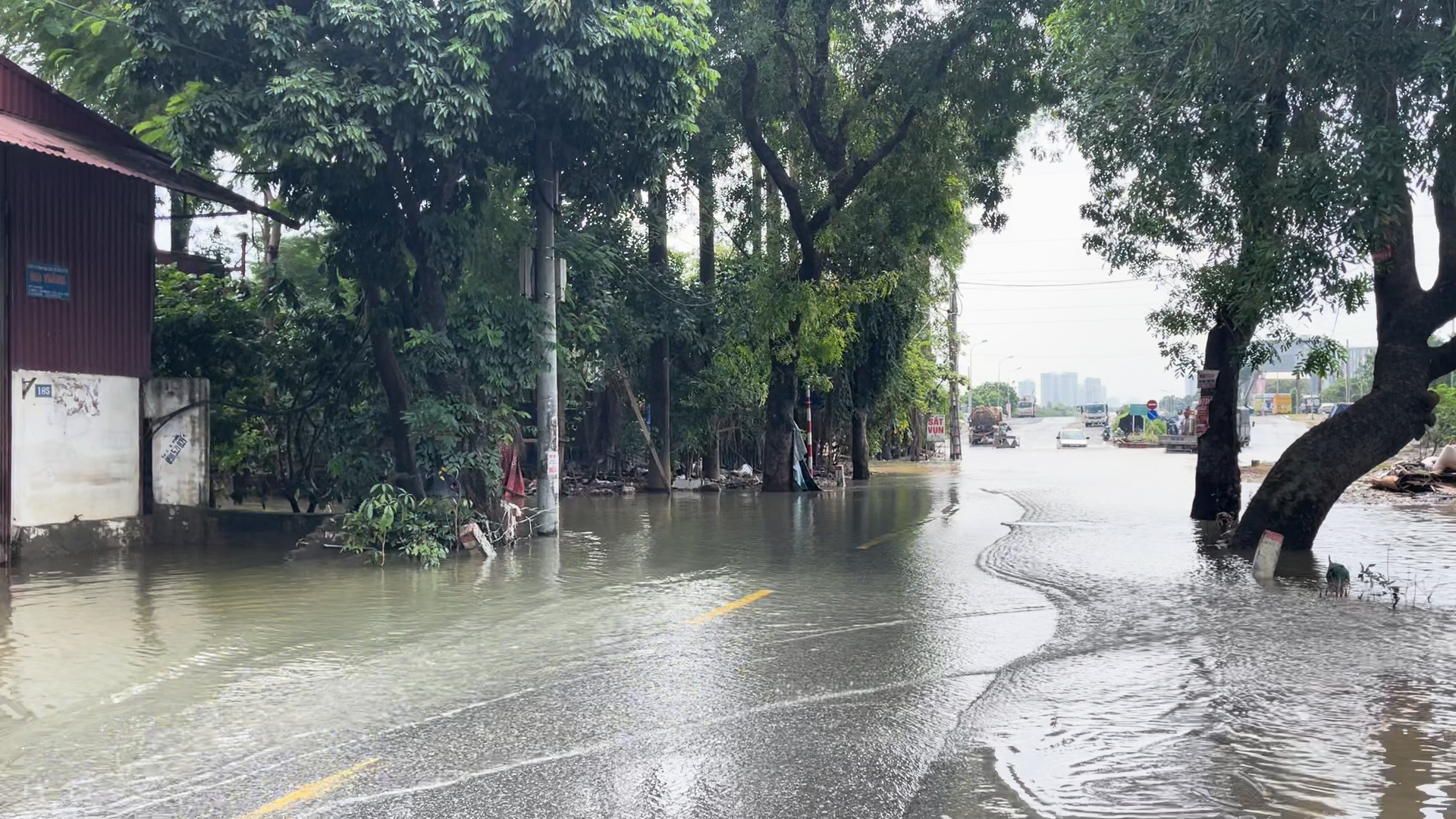 Hà Nội trời đã nắng, nhưng nhiều tuyến vẫn ngập sâu