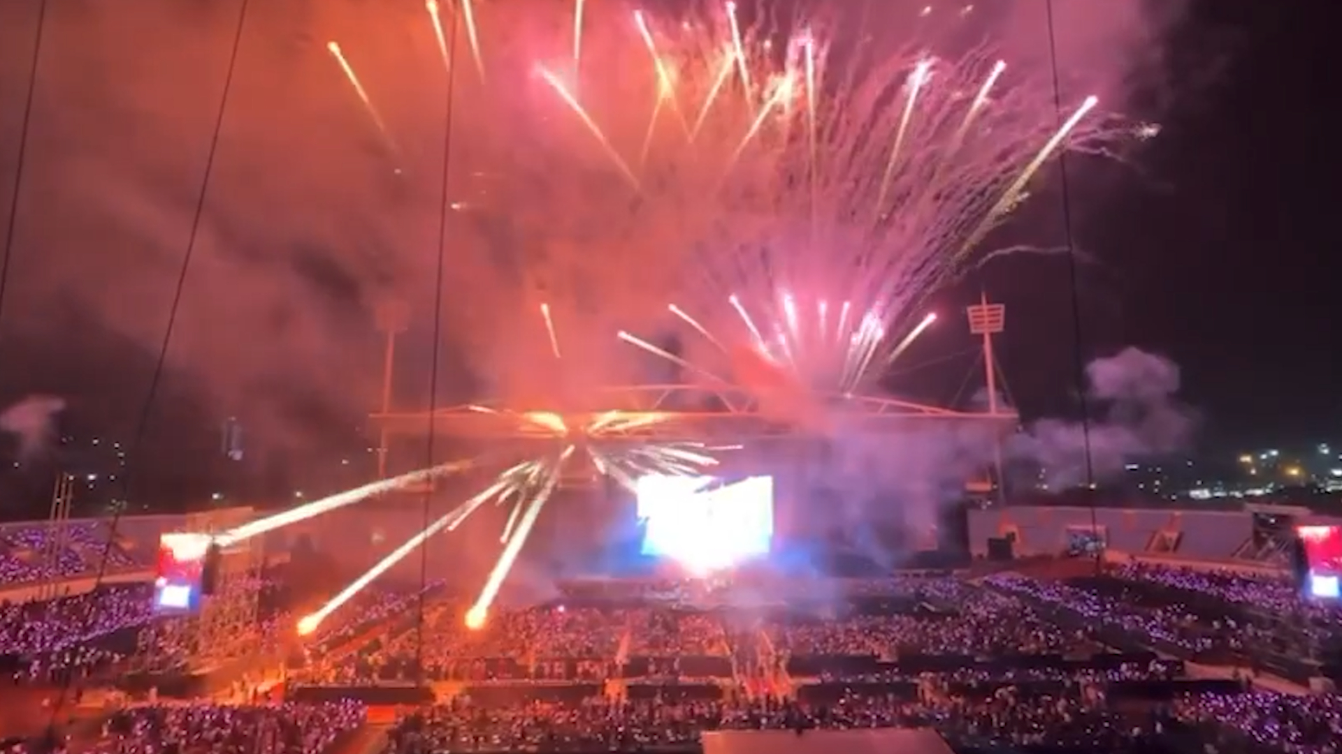 Sự cố pháo hoa bắn vào khán giả tại Concert 2 “Em xinh say hi”, Ban tổ chức nói gì?