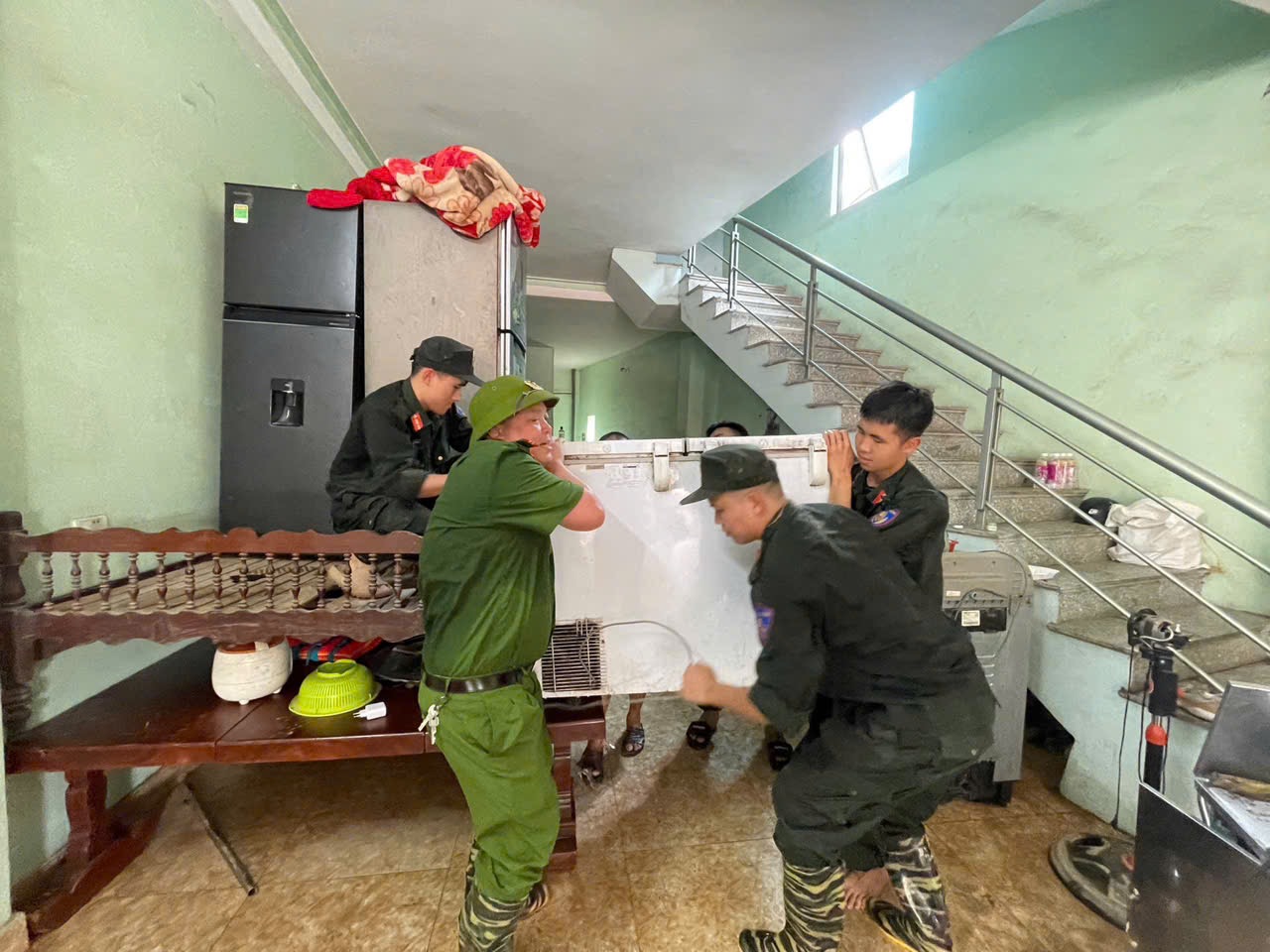 Công an xã Trung Giã hỗ trợ người dân ổn định cuộc sống sau mưa lũ