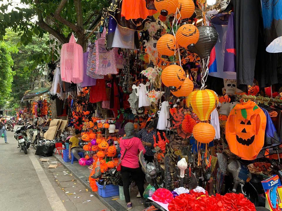Phố Hàng Mã ngập sắc “kinh dị” đón Halloween