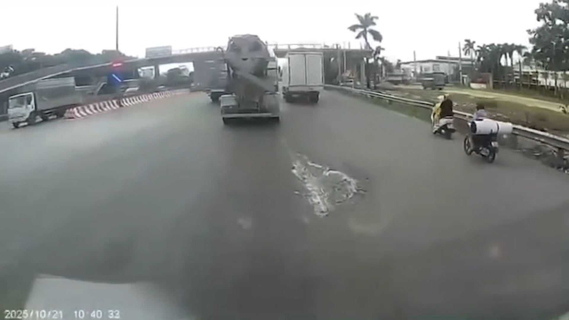 Hà Nội: CSGT xử phạt tài xế xe bồn làm rơi vãi bê tông xuống đường