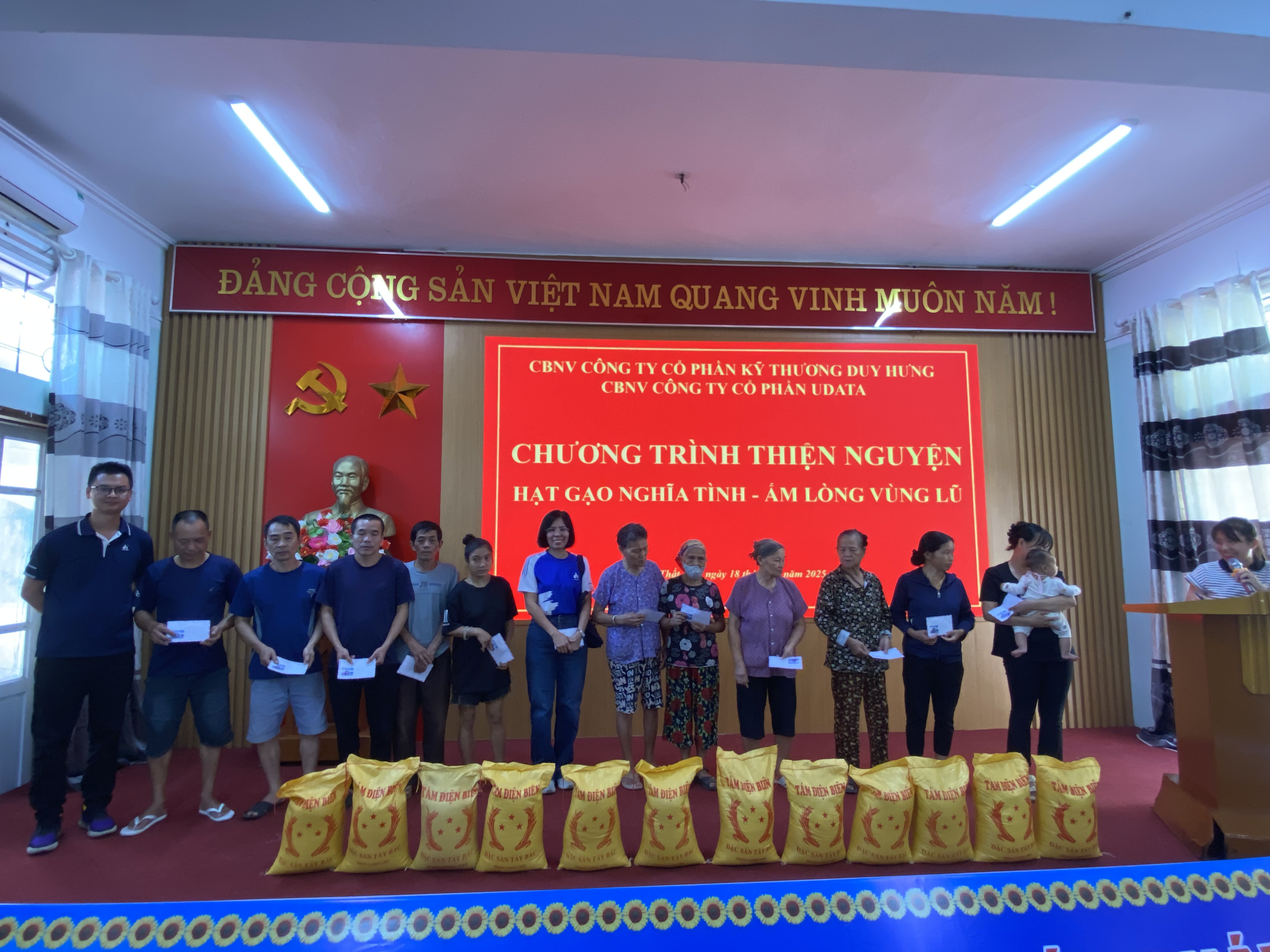 Hành trình “hạt gạo nghĩa tình – ấm lòng vùng lũ” 